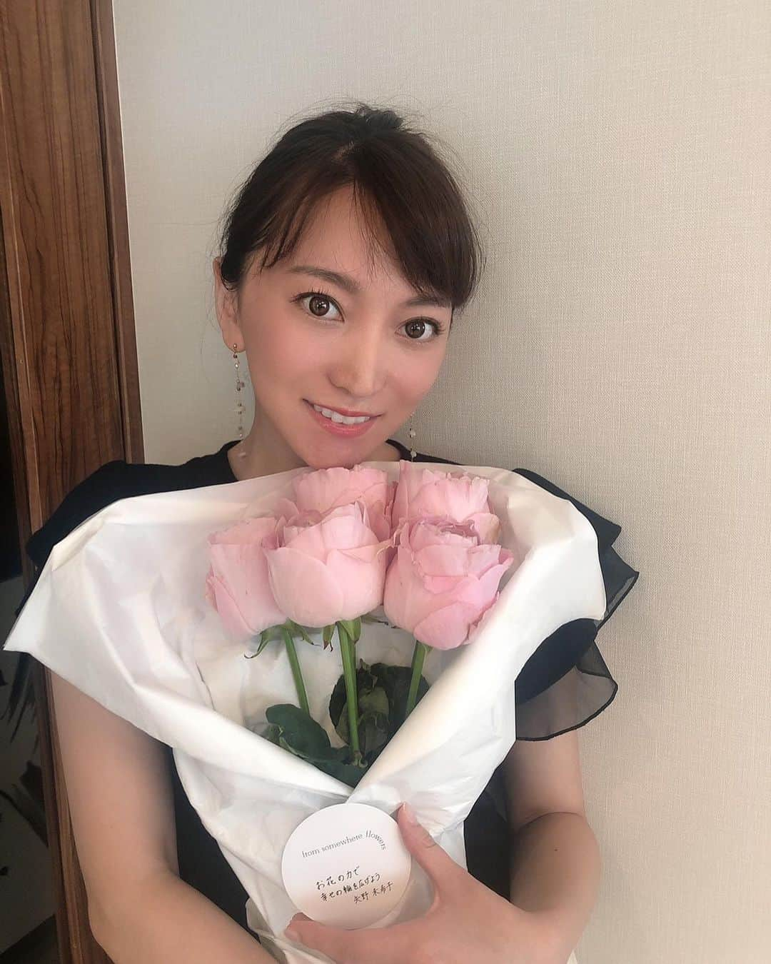 加藤綾菜さんのインスタグラム写真 - (加藤綾菜Instagram)「矢野未希子さんselectの希少なバラ🌹が届きました❤️ お花は一気に気持ちが明るくなるね✨ こんな時だからお花で癒されました🌹 私は5本セットにしました😊 母の日も近いから会えない分わたしも離れた母に送ります🌹 カメラマン　加藤茶 一回しか撮ってくれなくて髪ボサボサ笑 @fromsomewhereflowers  #ピンク #希少な #バラ、 #矢野未希子」5月6日 12時24分 - katoayana0412