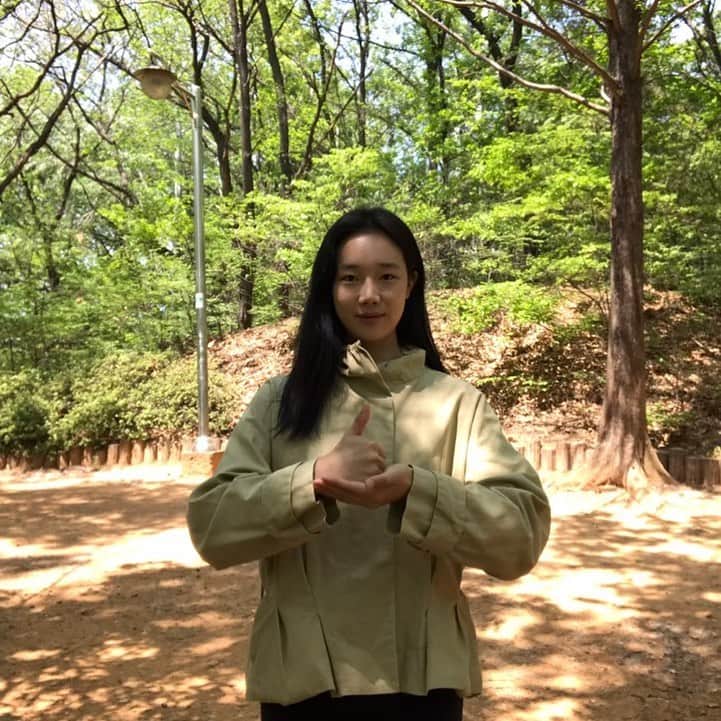 チョン・ヨンジュのインスタグラム：「(@parkmanhyun) 덕분에 챌린지에 동참하게 되었습니다. 잠시 멈춰, 그저 숨 쉴 수 있음에 감사하는 시간을 갖게 해주셔서 감사합니다. 또한 의료진 여러분들의 헌신에 대하여 감사함을 전합니다. #의료진덕분에 #덕분에캠페인 #덕분에챌린지 (@somin_jj)」