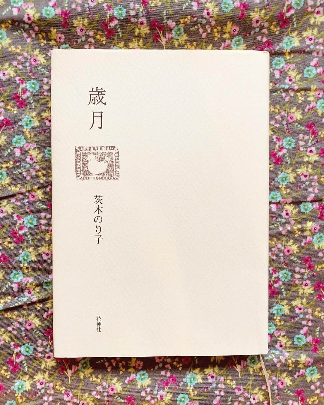 倉田茉美さんのインスタグラム写真 - (倉田茉美Instagram)「７日間ブックカバーチャレンジ📚ラスト。﻿ ﻿ 「歳月」﻿ 何人もの人と出逢っても﻿ たった一人の人と出逢えないひともいる。﻿ ﻿ ﻿ 7日間ブックカバーチャレンジとは、﻿ 「読書文化の普及に貢献するためのチャレンジで、参加方法は好きな本を1日1冊、7日間投稿する」というもの。﻿ ルールは「本についての説明はナシで表紙画像だけアップ」＆その都度1人のIG, FB友達を招待してこのチャレンジへの参加をお願いする」﻿ ﻿ で、もはや誰も紹介してないという私でした。﻿ 以上です。﻿ ﻿ #book #7days #challenge #bookcover #stayhome #7daysbookcoverchallenge #bookstagram #booklover #おうち時間 #7日間ブックカバーチャレンジ」5月6日 12時43分 - sena_sayu122