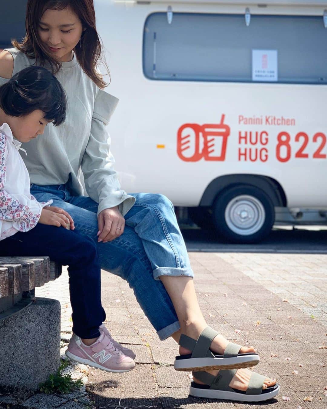 のインスタグラム：「家族散歩 天気良い日は 空気が気持ち良い  子どもと一緒にいると 走ったり抱っこしたり 足元の安定性と 動きやすさ大事🌈  歩くたびに気持ち良い フワフワ柔らかい足底と 伸縮性あるストラップが 自然なフィット感  底が厚いから疲れないし スタイルアップ効果⤴️ 母の日ギフトにも 凄くオススメ🌸 【KEEN】 ▷エル バックストラップ  @keen_japan  #KEENAMBASSADOR #KEENJAPAN #KEEN #アウトドア #アウトドア女子 #山ガールファッション #山ガール #登山 #登山女子 #コーデ」