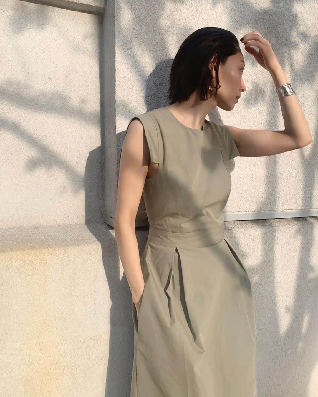 大塚良子のインスタグラム：「Take me somewhere.  #dress @threegraces」