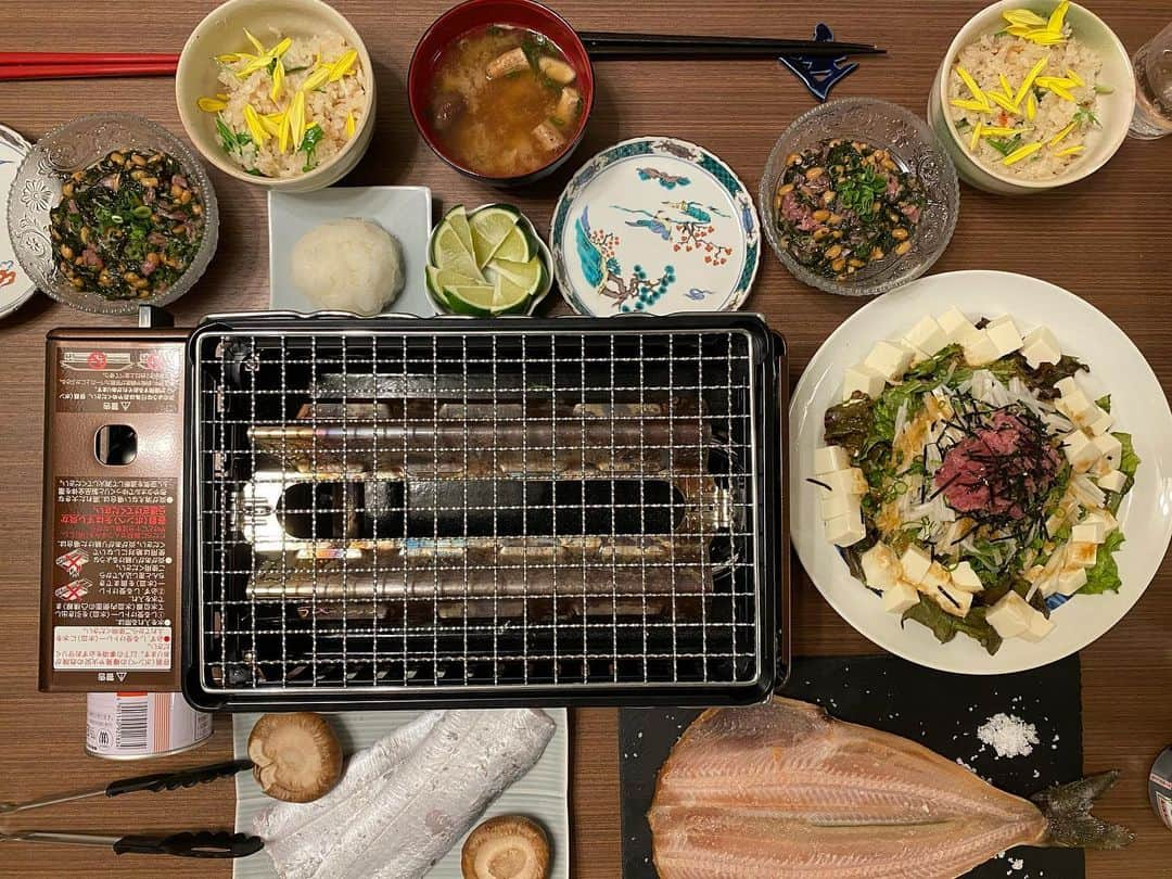 玉木碧さんのインスタグラム写真 - (玉木碧Instagram)「#泉久お魚料理  ①鯛のあら汁としゃぶしゃぶ時に余った身で炊いた #鯛めし に細かく切った水菜を混ぜ込み食感を出す。 食用菊を散らして華やかに😊  ②恒例となってきた #アカモク と #納豆 のネバネバ冷菜に、これまた注文していた #ネギトロ を加えてみた！ ネギトロのまろやかさが加わってこれまた美味🤤  ③完全に和食なので全て余り物の食材を使って #和風サラダ に！ サニーレタスに、大根を千切りにして、豆腐を角切りネギトロを載せて刻み海苔をパラパラ。胡麻油ドレッシングでいただきます！  ④ #太刀魚 を切り身にして炉端で塩焼きに  ⑤ #ホッケ は開いた状態で届いたのでこれまた塩焼きに  個人的には太刀魚の塩焼きが抜群に美味しかった…これはクセになる🥺 ホッケもプリプリで肉厚🤩  皆さんのコメントで調理法参考になってまーす🙆‍♀️ 次はキンキを注文してるのですが、どう食べるのがいいかなー！？✨ #宅配魚  #泉久　#いずきゅう　#iz9 #魚　#豊洲市場　#鮮魚　#太刀魚　#魚を捌く #魚を食べる　#焼き魚　#おうち時間　#宅配　 #調理師　#調理師免許  #セントフォース　#フリーアナウンサー　#玉木碧 #料理　#あおいクッキング #料理研究家 #酒の肴」5月6日 12時45分 - tamaki_aoi.official