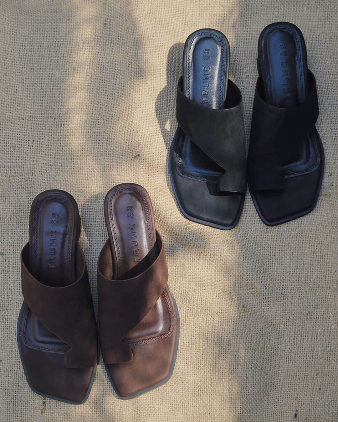 佐野真依子さんのインスタグラム写真 - (佐野真依子Instagram)「■Sam Cover Sandal ￥11,000 マットな質感の柔らかなレザーを使用したアシンメトリートングサンダル👡 ラウンド型のヒールを採用し、 シンプルながらデザイン性の高いスタイリッシュで 大人カジュアルなサンダルに🤎 ラフにさっと履ける親指トングデザインもポイント🤍 高すぎないヒールと柔らかな生地足の内側を覆うアッパーデザインで 安定感のある履き心地です🤍 BLACK BROWN の2色をご用意しました🤎 @trunc88_official  #trunc88」5月6日 12時46分 - sanomaisanomai