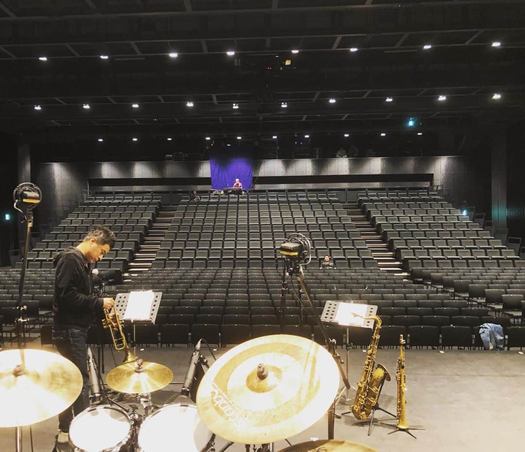 鈴木央紹のインスタグラム：「HPにてお知らせしていた5月ライブスケジュールですが、緊急事態宣言を受けウィルス拡散防止のため、全てのライブが中止となりました。 みんなで出来る限り感染防止に努めて、少しでも早く収束させて平穏な一日が戻るよう頑張りましょう！ 皆さんも、ぜひご自愛ください。 早くこんなホールで皆んなと楽しみたい！ 夢の世界だったんでしょうか。 http://www.hisax.net/ #stayhome #ホールコンサート #いつになったらできるのか」