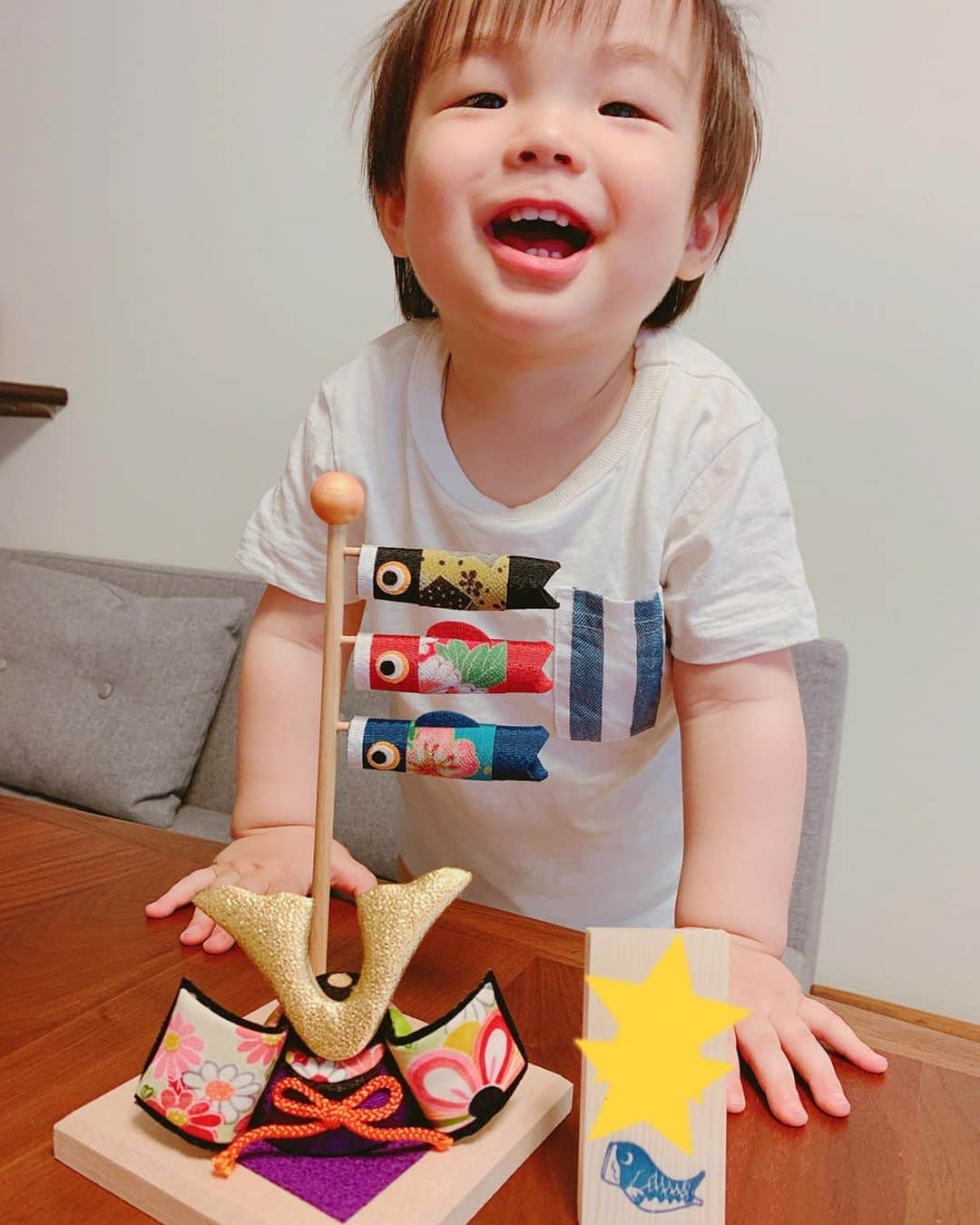 のインスタグラム：「Kids day🎏💙・ 息子の初節句。 無病息災、これからもすくすくと立派に育ってくれることを祈りました。  兜を飾る場所がない💦と思っていたけど今はこんなに小さいサイズもあるんですね😊 我が家の棚でも飾れたのでよかった◎ ・ 鯉のぼりの玉子焼きを作ってあげようと思っていたらまさかの卵買い忘れ( ͡° ͜ʖ ͡°) 海苔でなんとか鯉のぼりご飯にしてみたよ！ごめんね〜😅 ・ ・ ・ ・ #kidsday #love #myson  #初節句 #端午の節句 #こどもの日  #5月5日 #兜飾り #ミニ兜 #鯉のぼり #🎏 #無病息災を願って #健やかに育ちますように #1歳男の子 #今日も元気 #背ビレとられた」
