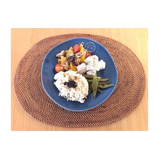のインスタグラム：「お昼ごはん . . パプリカとトマトのニンニク炒め ただの胸肉 大角豆の煮物 玄米(海苔) . . 食べなきゃ、食べなきゃと思いつつ やっぱりまだ、キリキリする😢 . . 元気でろ〜〜〜。 . で、ニンニク注入🧄笑 . . 絶対胃腸に良くない😂 . . ◉ライザップ公認の紹介アンバサダーです。 〜紹介特典で、お安く入会できます〜 . ▶︎全国どの店舗でもOK ▷２週間のトライアルコースもあります(^_^)/ ▶︎カウンセリング予約前にご連絡ください . ◎入会やカウンセリングをお考えの方、 ご質問なども、DM✉️ください。 . ★トレーニング見学もできます★ . 📺RIZAP TVCM出演 🏅RIZAP BMG ファイナリスト2017.2018 . #rizap #ライザップ . #ダイエット #diet #ダイエット日記 #レコーディングダイエット #instadiet #ダイエット仲間募集 #ダイエッター #公開ダイエット  #昼ごはん #昼御飯 #lunch #昼ご飯 #昼食  #おうちごはん #糖質制限 #healthyfood #healthylifestyle #fitmeal #玄米#oneplate #cleanmeals #lowglycemicload」