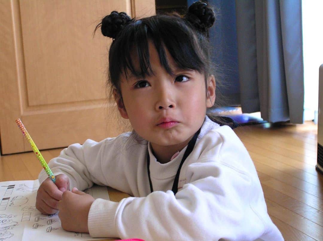 AO のインスタグラム：「昨日こどもの日だったから 子供の頃の写真あさってたら 記憶にないのがいっぱい出てきた もう小さい頃の自分覚えてないや👵🏻 fansに何枚か載せますね🕺 #こどもの日#5月5日#幼少期#小学生」