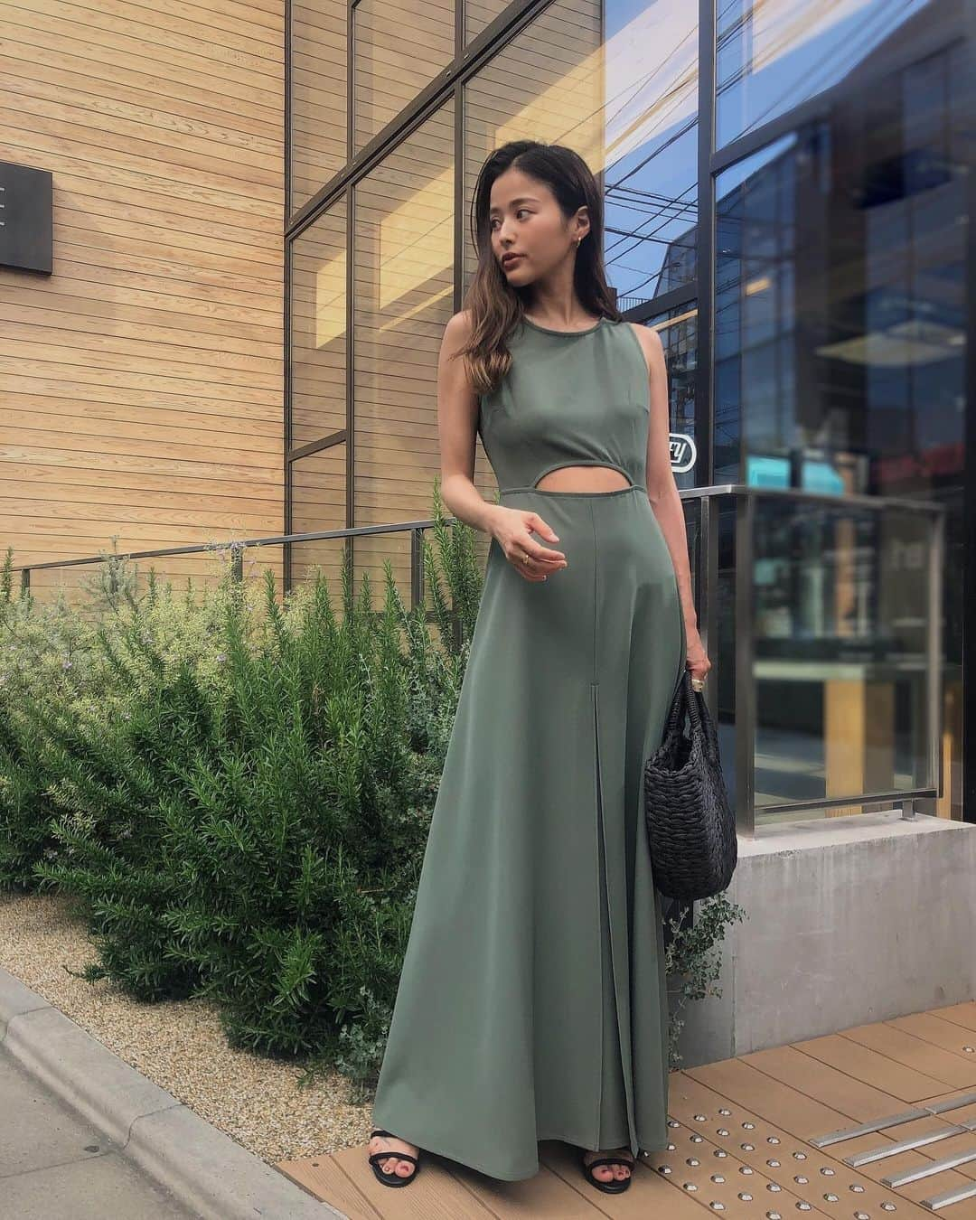 佐野真依子さんのインスタグラム写真 - (佐野真依子Instagram)「■Mid Cut Maxidress ￥10,450 フロントの肌見せが ポイントのフレアシルエットワンピース🤍 センタータックの立体感がシルエットの 美しさを引き立てます🤍 広めにカットした バックスタイルで後ろ姿はすっきりと🤍 さらっとした質感のマットサテン生地を使用し一枚でも 柔らかで肌ざわりがよく快適な着心地に🤍 柔らかいながらもハリのある生地でシワになりにくく フレアシルエットをきれいに保ちます🤍 BLACK LIGHT GREEN BEIGE の3色をご用意しました🤍 《着用サイズSサイズ》 @trunc88_official  #trunc88」5月6日 12時56分 - sanomaisanomai