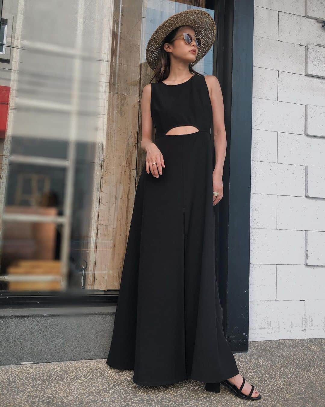 佐野真依子さんのインスタグラム写真 - (佐野真依子Instagram)「■Mid Cut Maxidress ￥10,450 フロントの肌見せが ポイントのフレアシルエットワンピース🤍 センタータックの立体感がシルエットの 美しさを引き立てます🤍 広めにカットした バックスタイルで後ろ姿はすっきりと🤍 さらっとした質感のマットサテン生地を使用し一枚でも 柔らかで肌ざわりがよく快適な着心地に🤍 柔らかいながらもハリのある生地でシワになりにくく フレアシルエットをきれいに保ちます🤍 BLACK LIGHT GREEN BEIGE の3色をご用意しました🤍 《着用サイズSサイズ》 @trunc88_official  #trunc88」5月6日 12時56分 - sanomaisanomai