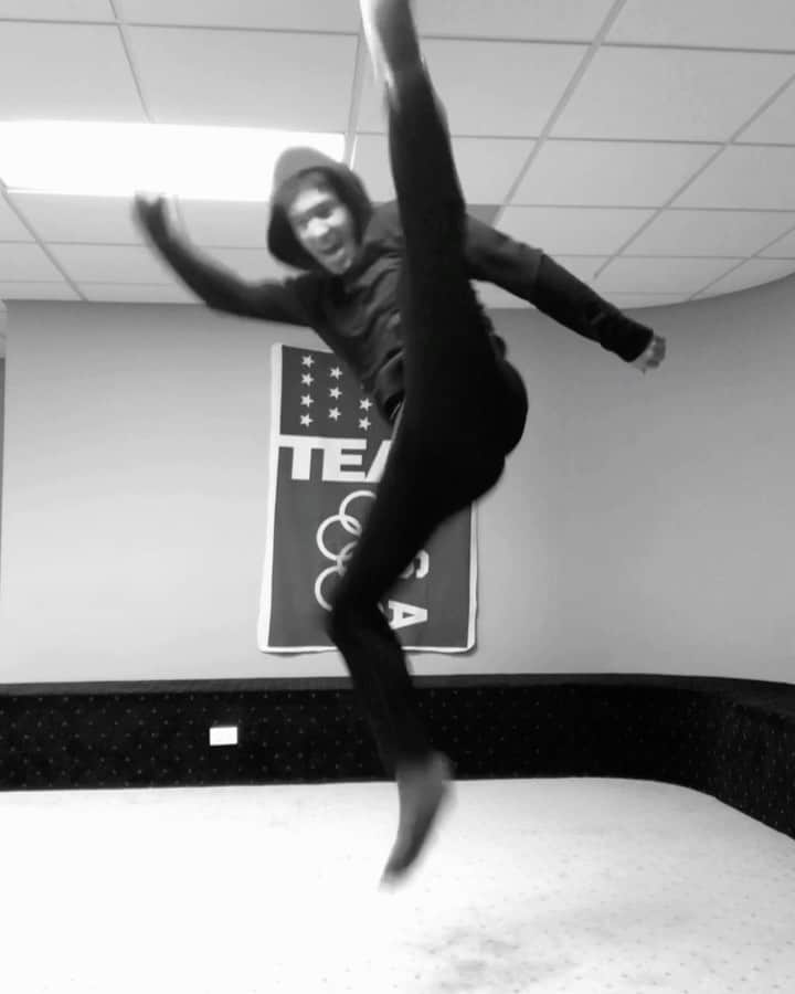 ジェイソン・ブラウンのインスタグラム：「🦍🖤 • 🎵: Animal 🎤: @martingarrix  Choreo: @randistrong」