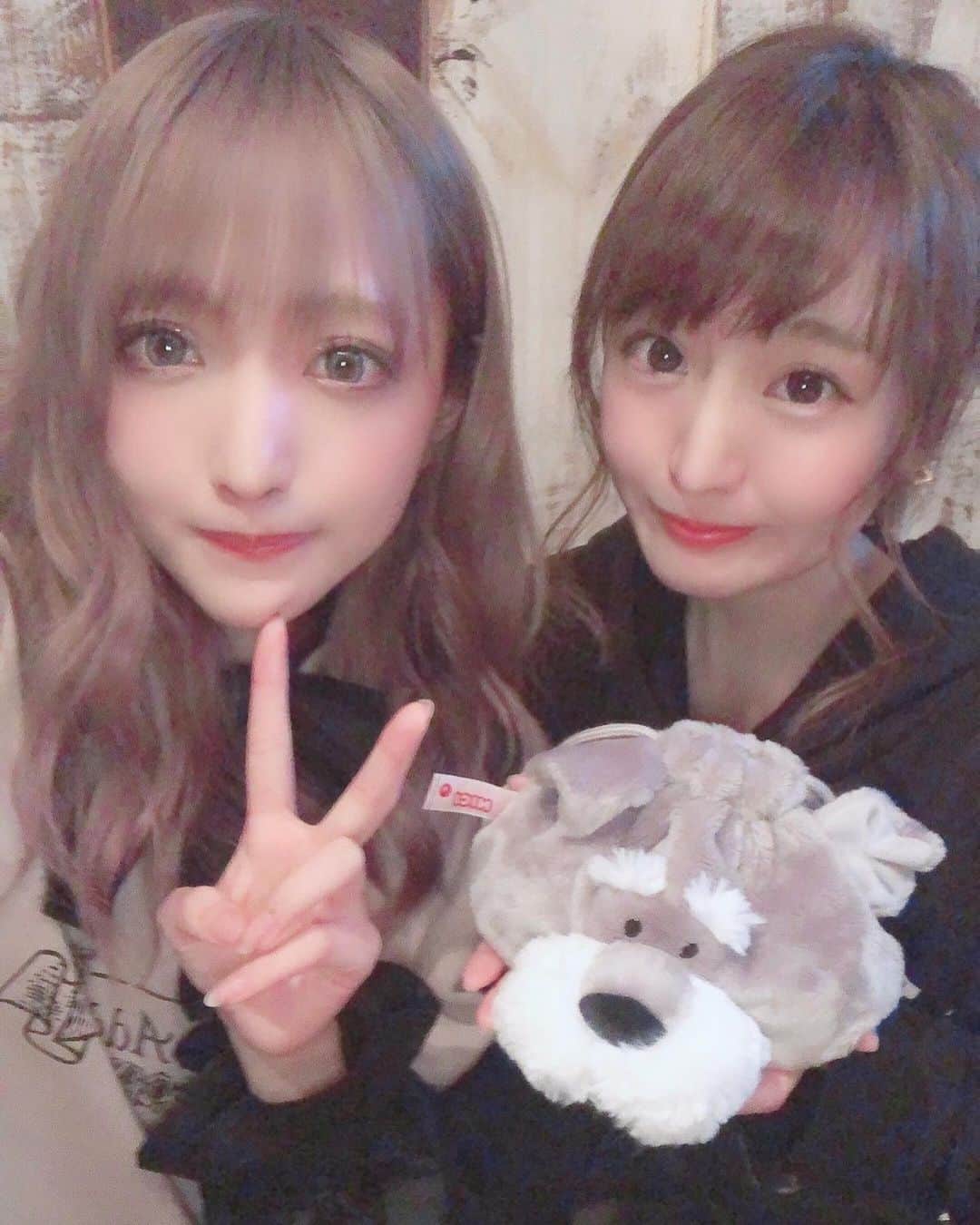 東なつ紀のインスタグラム：「. わたしのメイクポーチ、シュナウザー♡お気に入り♡ . この写真はもう2ヶ月くらい前なのでは。  #nici #シュナウザー #cute #メイクポーチ」
