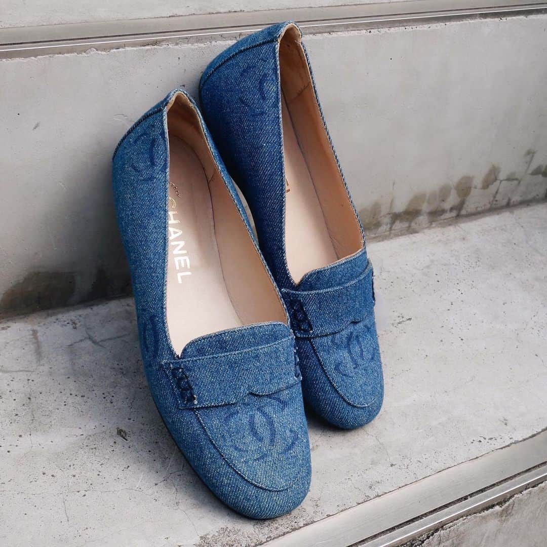 Vintage Brand Boutique AMOREさんのインスタグラム写真 - (Vintage Brand Boutique AMOREInstagram)「Vintage Chanel CC denim flat shoes. Size 37.  This item is only available at the store but we accept the order through DM. Please send us a DM if you are interested in the item! ▶︎Free Shipping Worldwide✈️ ≫≫≫ DM for more information 📩 info@amorevintagetokyo.com #AMOREvintage #AMORETOKYO #tokyo #Omotesando #Aoyama #harajuku #vintage #vintageshop #ヴィンテージ #ヴィンテージショップ #アモーレ #アモーレトーキョー #表参道 #青山 #原宿#東京 #chanel #chanelvintage #vintagechanel #ヴィンテージ #シャネル #ヴィンテージシャネル #シャネルヴィンテージ #amorewardrobe #アモーレワードローブ」5月6日 13時00分 - amore_tokyo