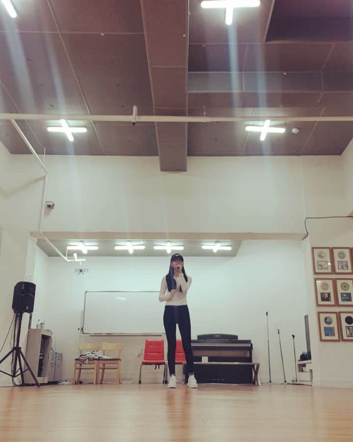 ユジョンのインスタグラム：「오랜만에 생각난 추억의 노래😭🧡 #연습실라이브 #내손을잡아」