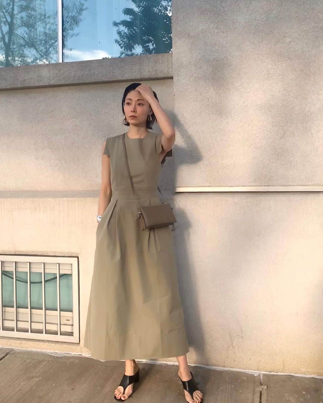 大塚良子のインスタグラム：「#nyc #streetfashion  #dresses @threegraces  #shoes @sourceunknown.store  #bag @yonfa_jp #earrings @bottegaveneta」