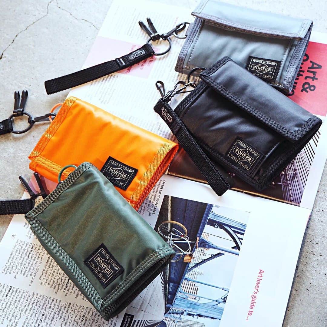のインスタグラム：「こんにちは。 本日はPORTER flagship storeにて展開中の「ポーター カプセル」のウォレットをご紹介いたします。熱と圧力を加えて光沢を出すシレー加工を施したナイロン生地が新鮮な印象の、カラーバリエーション豊富なシリーズです。  パンツのポケットやカバンに収納しやすいコンパクトなサイズが魅力のアイテムです。付属するキーホルダーは、単体での使用はもちろん、ウォレットに取り付けてアクセントにしたりと様々な用途でお使いいただけます。豊富なカラーバリエーションも魅力で、ご自身用にはもちろん、ギフトにもおすすめのアイテムです。  こちらの商品は、吉田カバン オフィシャルオンラインストアにてご購入いただくことが可能です。 是非この機会にご覧くださいませ。 ※PORTER OMOTESANDO・MARUNOUCHI・OSAKAは当面の間休業となります。何卒ご理解いただきますよう宜しくお願い申し上げます。  ポーター カプセル ウォレット（上） ¥6,900（税別） size:W135/H95mm https://www.yoshidakaban.com/sp/product/100779.html  ウォレット（下） ¥7,000（税別） size:W135/H95mm https://www.yoshidakaban.com/sp/product/100778.html  #yoshidakaban #porter #luggagelabel #吉田カバン #ポーター #porteryoshida #porterflagshipstore #porterstand #porterexchange #px #kurachikabyporter #madeinjapan #japan #instagood #instalike #instabag #omotesando #marunouchi #osaka #capsule #wallet #gift」