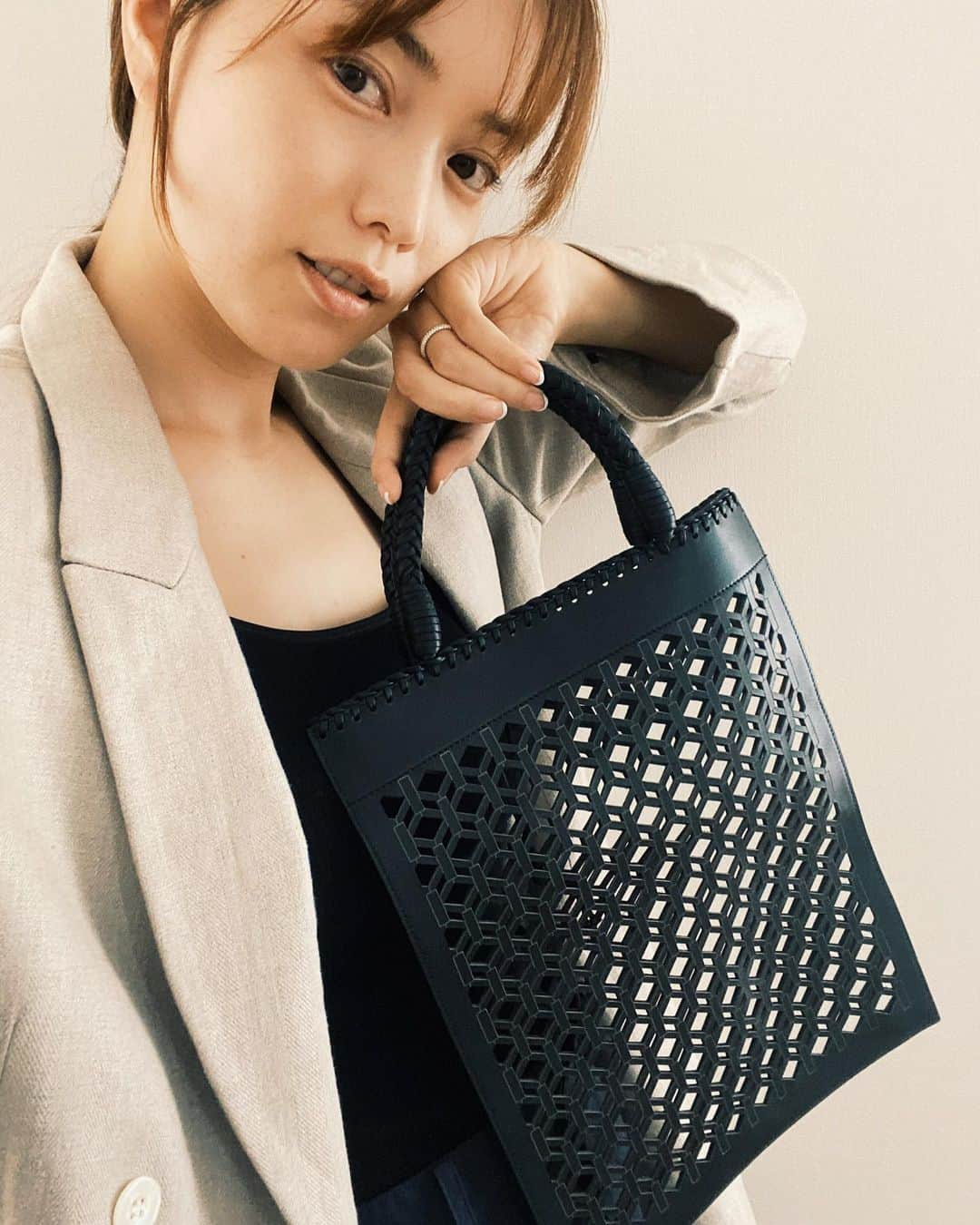 蛯原友里さんのインスタグラム写真 - (蛯原友里Instagram)「・ ・ Mame Kurogouchi for TOD’Sのカプセルコレクションのバック☺︎ エレガントですよね♪ 手に取るだけで、遠くイタリアの職人さんと心を通わせているような気持ちになります。 このバッグを相棒に、自由に旅できる日を祈ってます・・・♡ ・ @tods @mamekurogouchi  #MameXTods ・ ・」5月6日 13時25分 - yuri_ebihara