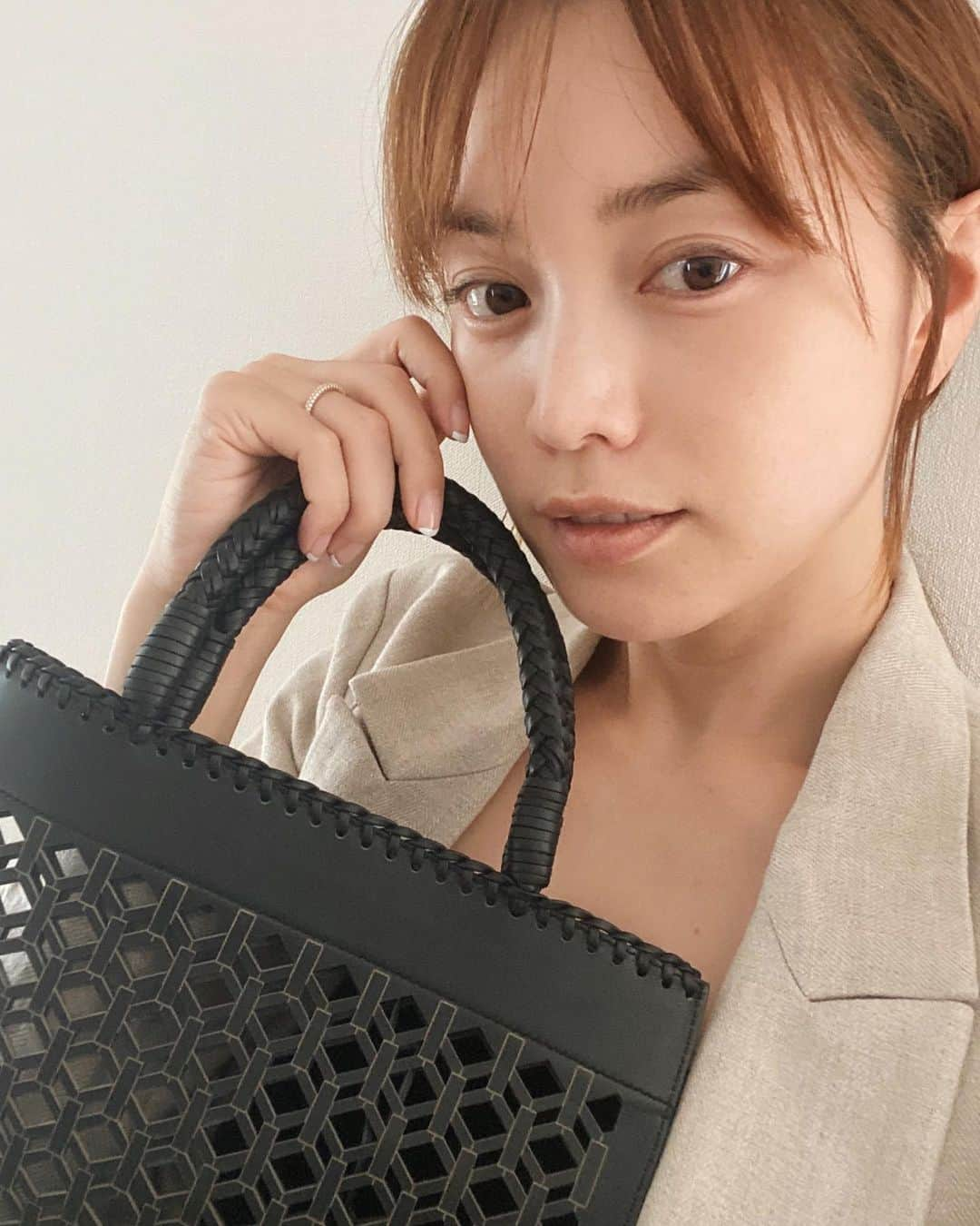 蛯原友里さんのインスタグラム写真 - (蛯原友里Instagram)「・ ・ Mame Kurogouchi for TOD’Sのカプセルコレクションのバック☺︎ エレガントですよね♪ 手に取るだけで、遠くイタリアの職人さんと心を通わせているような気持ちになります。 このバッグを相棒に、自由に旅できる日を祈ってます・・・♡ ・ @tods @mamekurogouchi  #MameXTods ・ ・」5月6日 13時25分 - yuri_ebihara