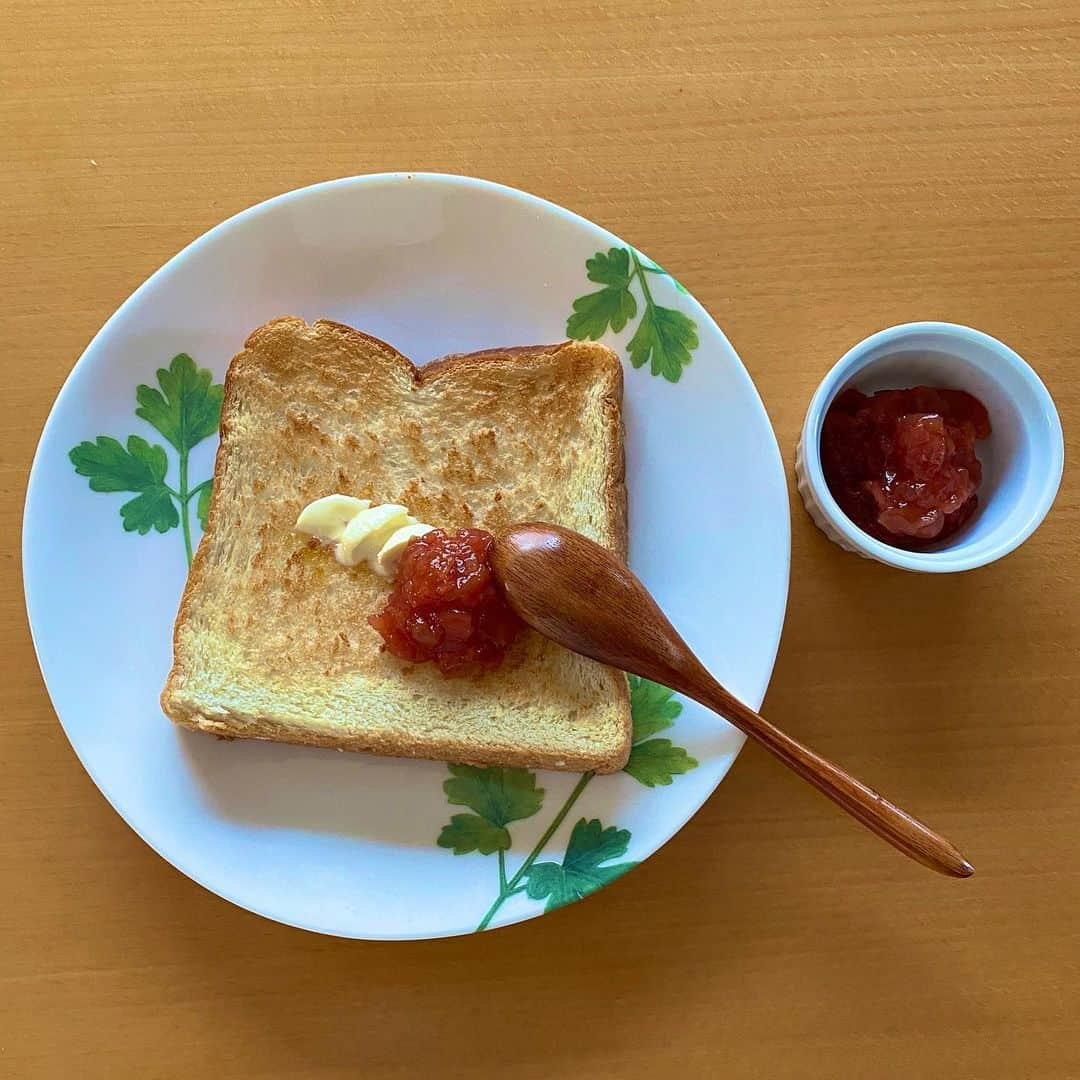 横溝菜帆さんのインスタグラム写真 - (横溝菜帆Instagram)「祖父が育てたさくらんぼの木♡ 真っ赤で、宝石みたいな、可愛いさくらんぼがたくさんなりました🍒 ・ 収穫してから、姉と一緒にジャムを作りました☺️ 朝、パンに塗って食べました‼︎ 年に一度の、美味しい楽しみです♡ ・ ・ #さくらんぼ #手作りジャム #横溝菜帆」5月6日 13時36分 - y_naho_te