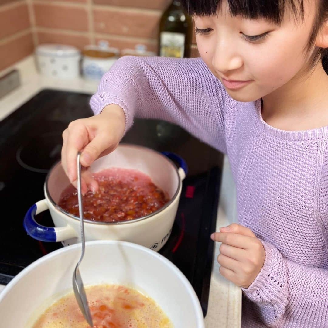 横溝菜帆さんのインスタグラム写真 - (横溝菜帆Instagram)「祖父が育てたさくらんぼの木♡ 真っ赤で、宝石みたいな、可愛いさくらんぼがたくさんなりました🍒 ・ 収穫してから、姉と一緒にジャムを作りました☺️ 朝、パンに塗って食べました‼︎ 年に一度の、美味しい楽しみです♡ ・ ・ #さくらんぼ #手作りジャム #横溝菜帆」5月6日 13時36分 - y_naho_te