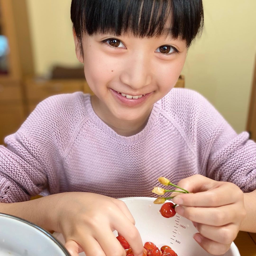 横溝菜帆さんのインスタグラム写真 - (横溝菜帆Instagram)「祖父が育てたさくらんぼの木♡ 真っ赤で、宝石みたいな、可愛いさくらんぼがたくさんなりました🍒 ・ 収穫してから、姉と一緒にジャムを作りました☺️ 朝、パンに塗って食べました‼︎ 年に一度の、美味しい楽しみです♡ ・ ・ #さくらんぼ #手作りジャム #横溝菜帆」5月6日 13時36分 - y_naho_te