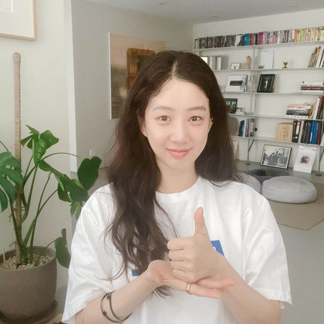チョン・リョウォンのインスタグラム：「. 코로나19 에 맞서싸우며 최전선에서  위기극복에 힘써주시는 의료진들의 노고에 깊은 감사와 존경을 표합니다. 이 노력이 헛되지 않게 우리모두 힘을 합쳐 이 시기를 잘 이겨내길 바랍니다. - 공효진 배우님의 지목으로 뜻깊은 캠페인에 참여할수있어서감사한 마음입니다 응원 꾸준히 이어나가는 마음으로 #손담비 @xodambi #김소이 @soy_weird  그리고 #고혜진pd @ckslifeinblue  따뜻한 마음 모아주세요❤️ . #덕분에챌린지 #의료진을응원합니다  #의료진덕분에 #감사합니다」