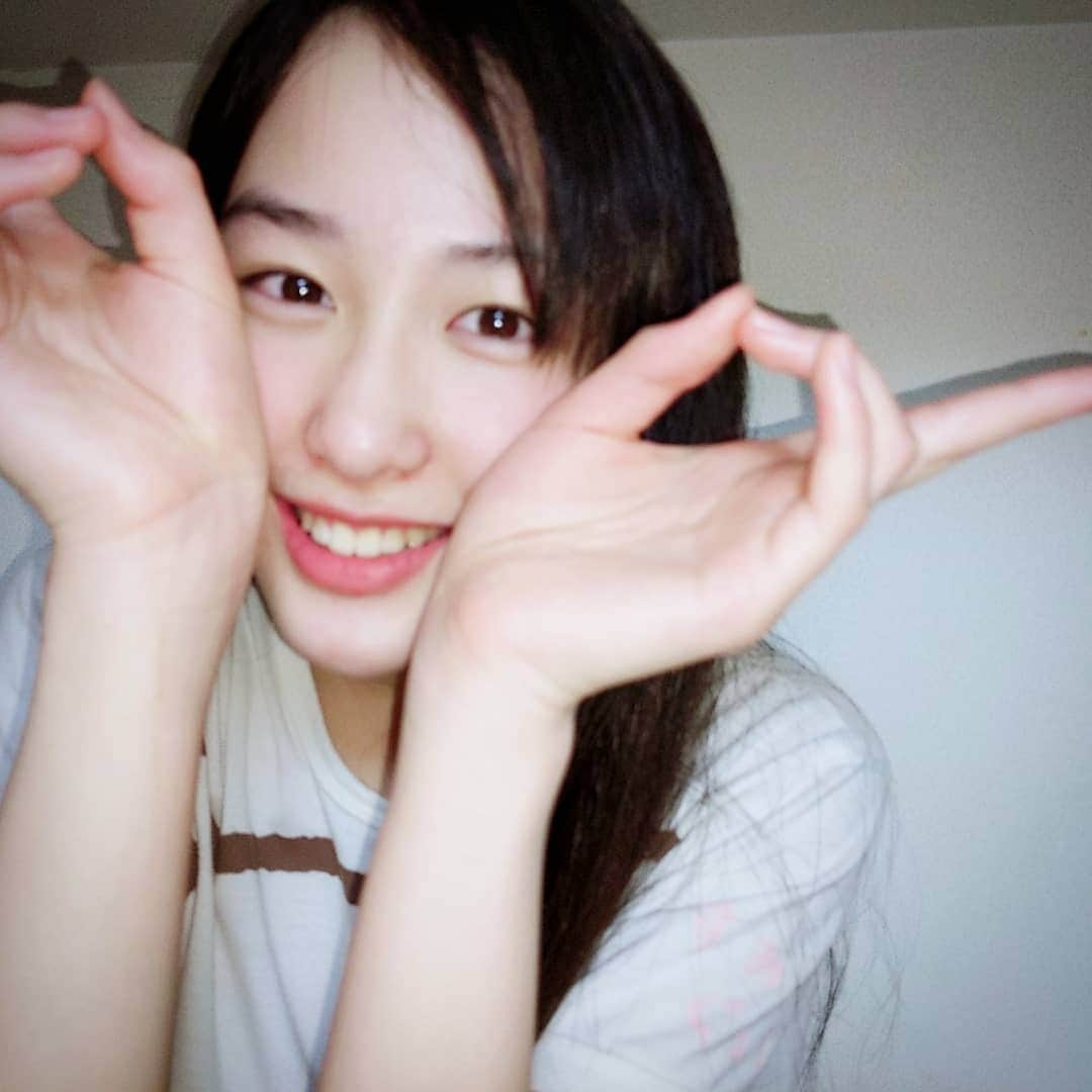 山下森羅さんのインスタグラム写真 - (山下森羅Instagram)「こんにちは(^O^) パジャマ自撮り～🌙*.｡ 前髪伸びたから切りたい 今日はお昼からウクレレ弾こうかな♪  #パジャマ #ウクレレ #ピースサイン #前髪伸びた #おうち時間 #自撮り女子」5月6日 13時37分 - shiira_yamashita0922