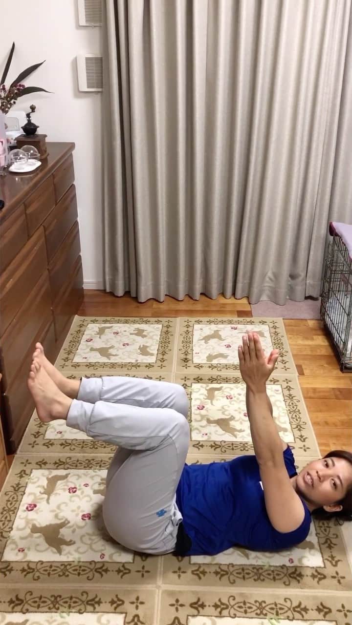 のインスタグラム：「*《オリンピアンと一緒にチャレンジ》 バトンが兄(@kazukiyazawa )から回ってきたのでチャレンジしてみました😊 . . 私は腹筋を鍛えるトレーニングを紹介します。 ⚠️ポイントはお腹を軸に上半身と下半身を左右に大きくねじるように動かすことです。 . ぜひお家時間でチャレンジしてみてください💪 . . 次はウエイトリフティングの松本潮霞選手(@namibonbonboo )へ⇨⇨⇨🎌 お願いします🤲 . . #オリンピアンと一緒にチャレンジ  #いまスポーツにできること  #自宅トレーニング  #sportsassistyou  #stayhome #staystrong」