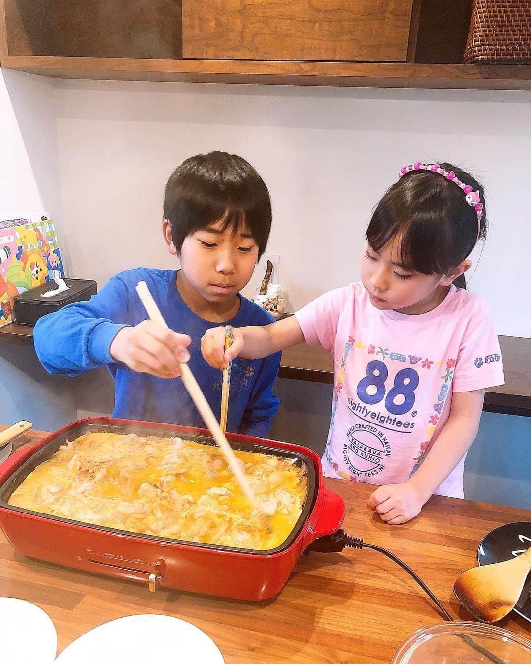 みきママさんのインスタグラム写真 - (みきママInstagram)「【ホットプレートで親子丼です！！】 ﻿ . . . ﻿ 子供達のリクエストの親子丼です！！では自分達で作ってください！！﻿ ﻿ ﻿ ﻿ ﻿ ﻿ ﻿ ﻿ 材料を用意したら、炒めてつゆで煮て、卵を回し入れます！！﻿ ﻿ ﻿ ﻿ ﻿ ﻿ ﻿ この親子丼はね、つゆが多めだから卵が冷めてもしっとり！つゆは麺つゆ以外に醤油と砂糖を少し加えるから、パンチのあるお店の味です！﻿ ﻿ ﻿ ﻿ ﻿ ﻿ ﻿ ﻿ れんちびと杏ちゃん「おいし〜！！」きれいに食べたね〜！！﻿ ﻿ ﻿ ﻿ ﻿ ﻿ ﻿ ﻿ はる兄は「たりねー！！」ってさ。﻿ ﻿ ﻿ ﻿ ﻿ ﻿ ﻿ ﻿ ﻿ お前さんは、お茶碗にご飯をよそって親子丼をおかずに食べろ。﻿ ﻿ ﻿ ﻿ ﻿ #みきママ #親子丼 #ホットプレート #ブルーノ﻿」5月6日 13時53分 - mikimama_official