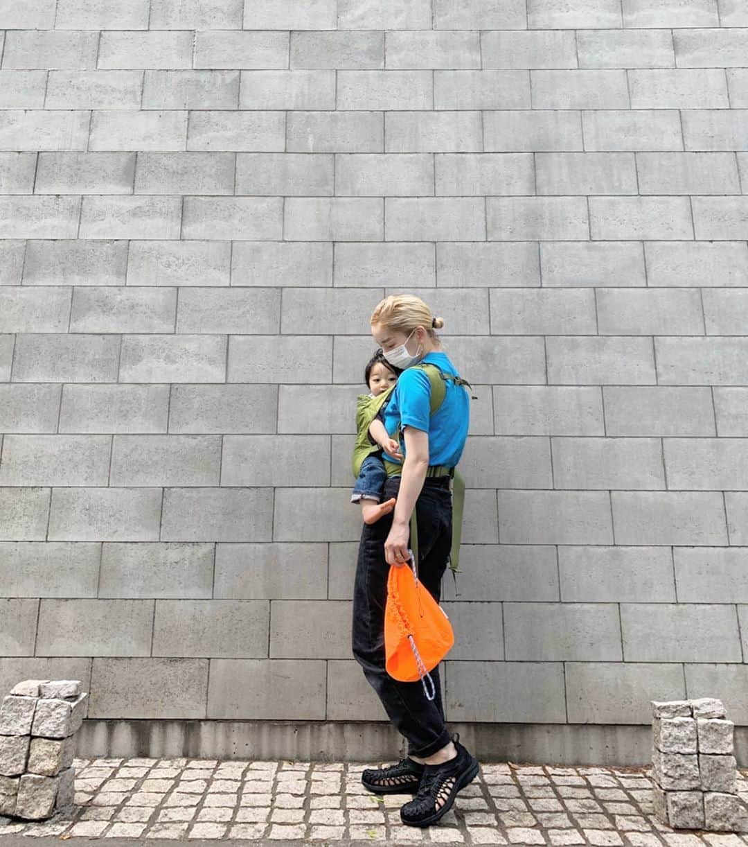 nanako itoのインスタグラム：「近所のお散歩の時は抱っこ紐で歩くので足元はスニーカーがメインの日々。 . 新しくKEENの靴を迎えました👟@keen_japan すごーく歩きやすい！私はblackを選びました⚫️ . ありがとうございます🙏🏻 .  #UneekSNK ＋ #DetoxOurPlanet + #KEEN #キーン」
