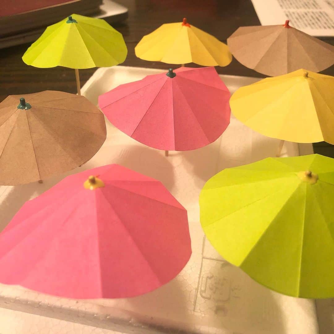 池田有希子さんのインスタグラム写真 - (池田有希子Instagram)「誰がなんと言おうと今日はステーキ&パンケーキのブランチ日和ですよね！ どうしてもドリンクにパラソルをさしたくて、前の晩にDIYしました。作りながら自分の身がまるでこのカクテルパラソルそのものだなーと思ったり。こういう「命に関わる時には必要ないけど、あったら人生ワクワクするかも、よ？」みたいなことを生業としてこの歳までやらせていただいたんだな〜。これからもがむばろう。 #diy #cocktailumbrella #origami #pancakeandsteak」5月6日 14時04分 - yukikoikeda