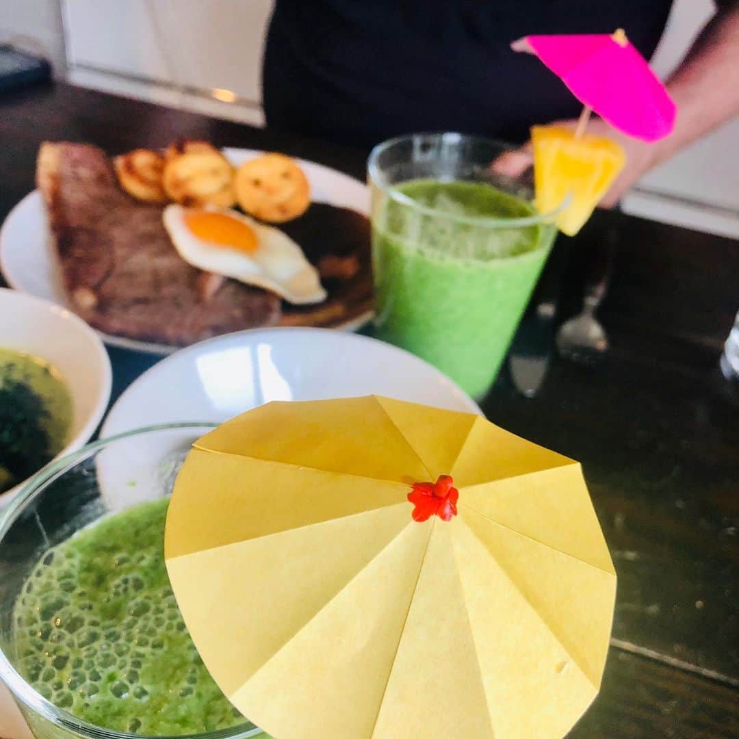 池田有希子さんのインスタグラム写真 - (池田有希子Instagram)「誰がなんと言おうと今日はステーキ&パンケーキのブランチ日和ですよね！ どうしてもドリンクにパラソルをさしたくて、前の晩にDIYしました。作りながら自分の身がまるでこのカクテルパラソルそのものだなーと思ったり。こういう「命に関わる時には必要ないけど、あったら人生ワクワクするかも、よ？」みたいなことを生業としてこの歳までやらせていただいたんだな〜。これからもがむばろう。 #diy #cocktailumbrella #origami #pancakeandsteak」5月6日 14時04分 - yukikoikeda
