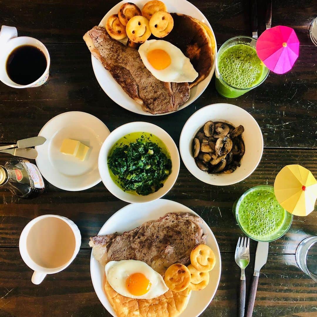池田有希子のインスタグラム：「誰がなんと言おうと今日はステーキ&パンケーキのブランチ日和ですよね！ どうしてもドリンクにパラソルをさしたくて、前の晩にDIYしました。作りながら自分の身がまるでこのカクテルパラソルそのものだなーと思ったり。こういう「命に関わる時には必要ないけど、あったら人生ワクワクするかも、よ？」みたいなことを生業としてこの歳までやらせていただいたんだな〜。これからもがむばろう。 #diy #cocktailumbrella #origami #pancakeandsteak」