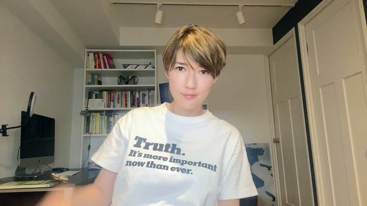 のインスタグラム：「大家好！　今天，我想谈谈我去年发表的作品。作品的名字是《东京减分女子医大》  中国的大家可能多少有些了解，日本对女性的歧视问题还很严重。  在2018年，日本很多医学院都出现了只给女性考生扣分的丑闻，这成了一个很严肃的社会问题。  就算被发现后，这些医科学校也以 "即使女性成为医生，也会因为结婚或生育而退职 "为借口，这让日本女性都很愤怒。  这个作品是一个虚构的黑色幽默大学，讽刺了日本的这种女性歧视。  东京女子扣分医科大学是为被降级和被排除在医学院校外的女性设立的大学。  为了给日本的医疗事业做贡献，我们不会浪费她们优秀的能力。大学里的大家一起制作被日本医学界爱戴的 "精英男医生"，然后用无人机把他们送到日本各地。 “如果这么想要男性医生的话，就由我们来做给你吧!! 💢😤” 去年，我们在纽约和东京进行了这个大学的展示，获得了广泛关注与评论。  这里也制作了英文和日文的大学手册，希望中国的大家也能看一下哦！  详情请见链接  https://6mirai.tokyo-midtown.com/project/pjt19_02/  https://sputniko.com/Tokyo-Medical-University-for-Rejected-Woman 【Amazon 英文的大学手册】 https://www.amazon.co.jp/dp/B082L49F1G/ref=cm_sw_r_tw_dp_U_x_HnKSEbAY9ZQ16 【Amazon 日文的大学手册】 https://www.amazon.co.jp/dp/B082GNDWRS/ref=cm_sw_r_tw_dp_U_x_.mKSEbNJMR8DK  谢谢大家！再见！」