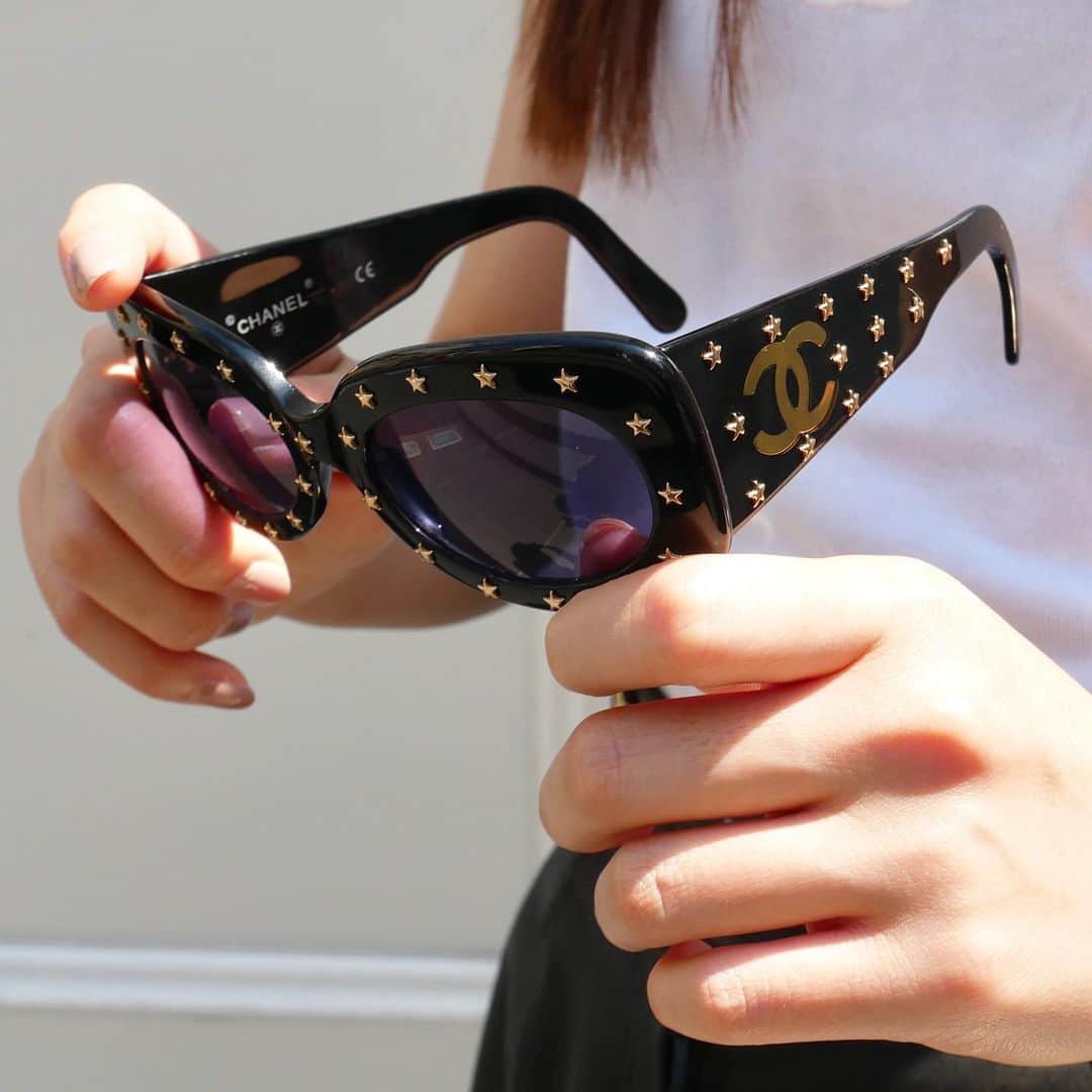 Vintage Brand Boutique AMOREさんのインスタグラム写真 - (Vintage Brand Boutique AMOREInstagram)「Rare find ++++ Vintage Chanel CC studs sunglasses.  This item is only available at the store but we accept the order through DM. Please send us a DM if you are interested in the item! ▶︎Free Shipping Worldwide✈️ ≫≫≫ DM for more information 📩 info@amorevintagetokyo.com #AMOREvintage #AMORETOKYO #tokyo #Omotesando #Aoyama #harajuku #vintage #vintageshop #ヴィンテージ #ヴィンテージショップ #アモーレ #アモーレトーキョー #表参道 #青山 #原宿#東京 #chanel #chanelvintage #vintagechanel #ヴィンテージ #シャネル #ヴィンテージシャネル #シャネルヴィンテージ」5月6日 14時14分 - amore_tokyo