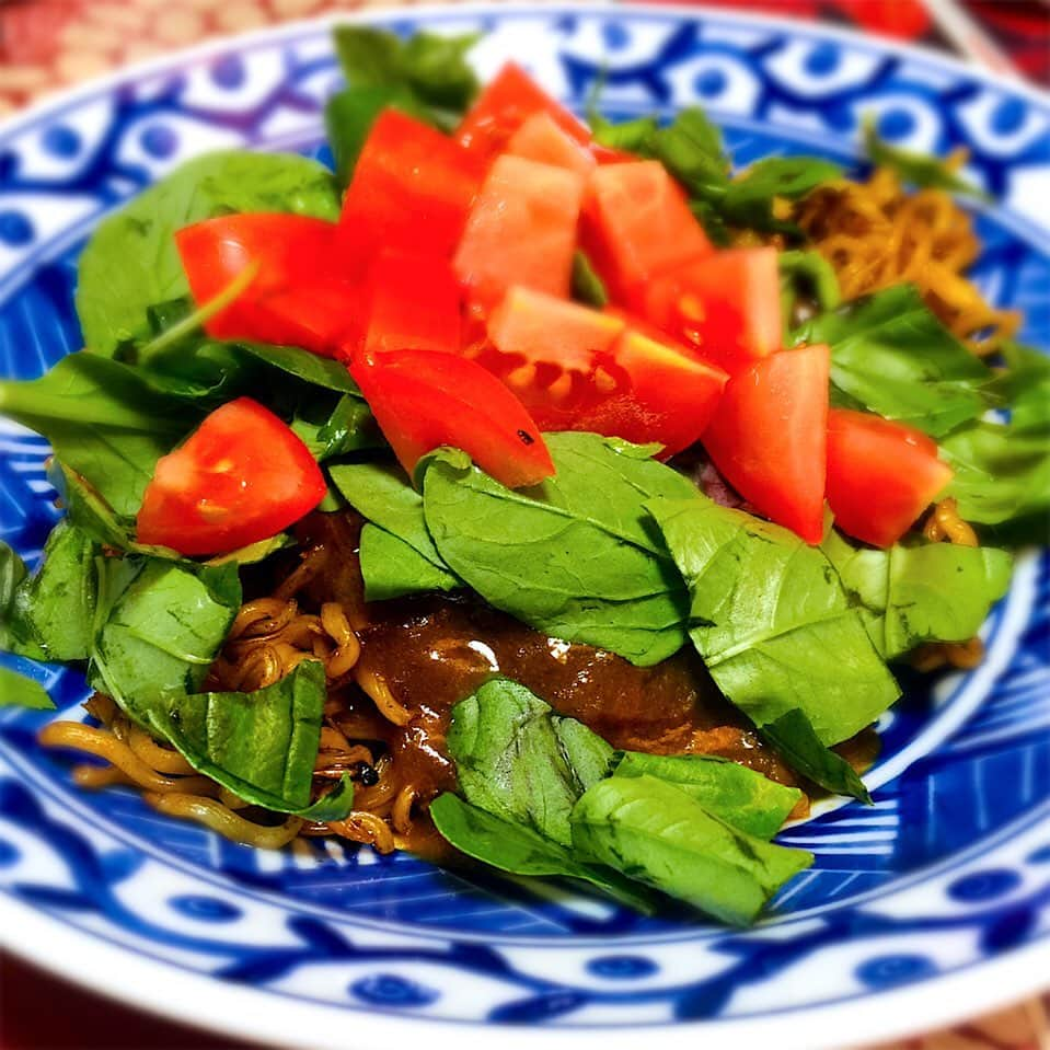 川崎麻世さんのインスタグラム写真 - (川崎麻世Instagram)「残った薬膳カレーでカレー焼きそばを作りました。 ベビーリーフとバジルとトマトを乗せて、これがまた美味い😋  アプリ『スナップディッシュ』でも料理を紹介してます。こちらもよろしくお願いします🙇‍♂️ #カレー #薬膳カレー #カレー焼きそば #川﨑麻世 #川崎麻世」5月6日 19時52分 - mayokawasaki