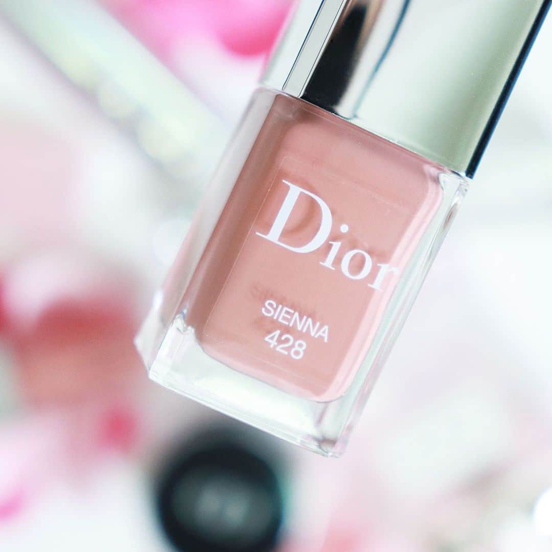 常岡珠希さんのインスタグラム写真 - (常岡珠希Instagram)「Today’s nail  #Dior ディオールヴェルニ 428 SIENNA  どんな時にも使いやすいピンクベージュ。手元が綺麗に見えるから、このカラー大好き。ベタ塗りでもめっちゃくちゃカワイイ。  #コスメ #化粧品 #ネイル #セルフネイル #セルフネイラー #ポリッシュ #マニキュア #ネイルポリッシュ #ポリッシュネイル #nail #manicure #nailsmagazin #pink #pinknail #ピンクベージュ #ベージュピンク #SIENNA #ディオールヴェルニ #セルフ美容 #美活 #美容 #美意識」5月6日 19時45分 - tamaki.tsuneoka