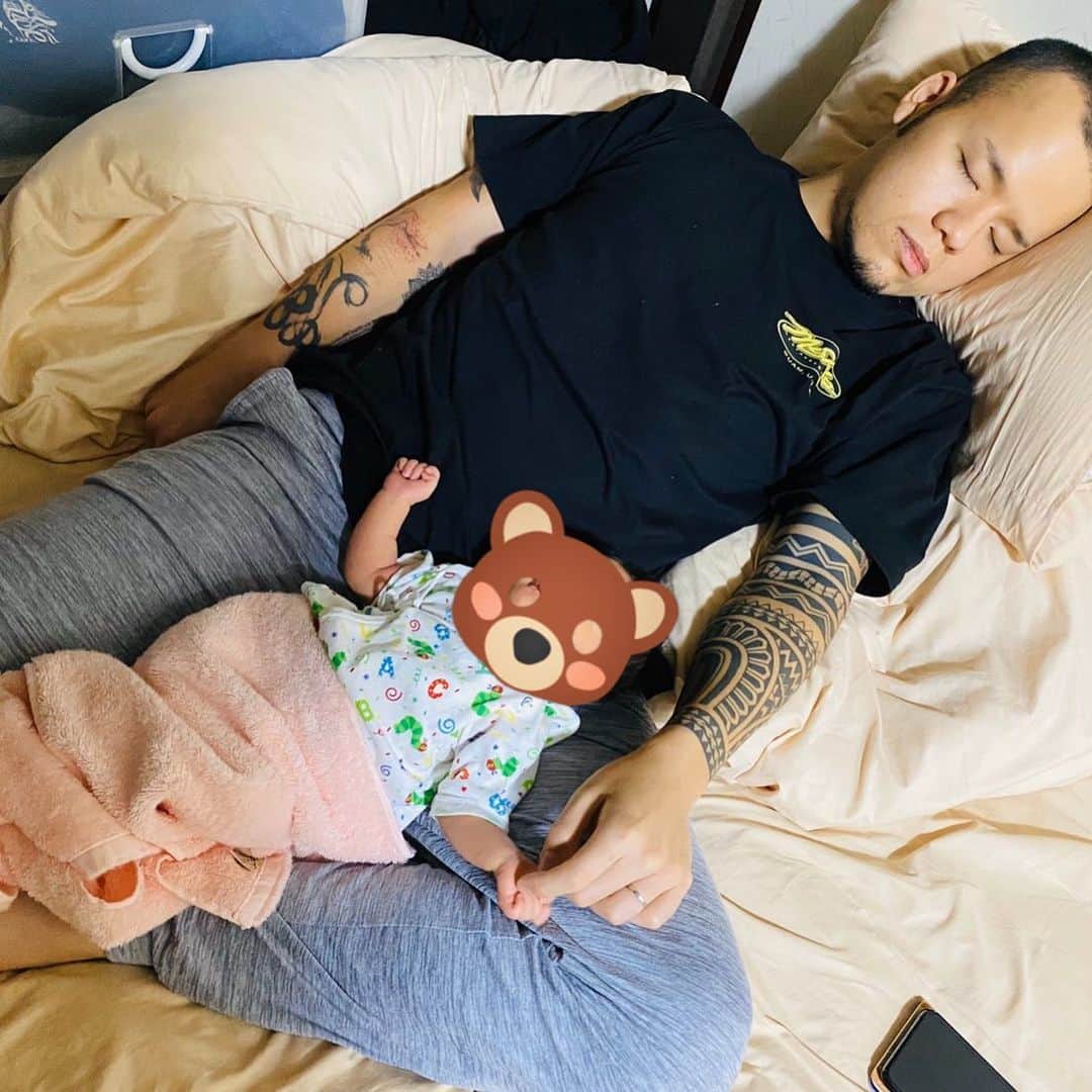 のインスタグラム：「寝てたら撮られましたw 動けなくて寝落ちしました(´ﾟωﾟ｀)w」