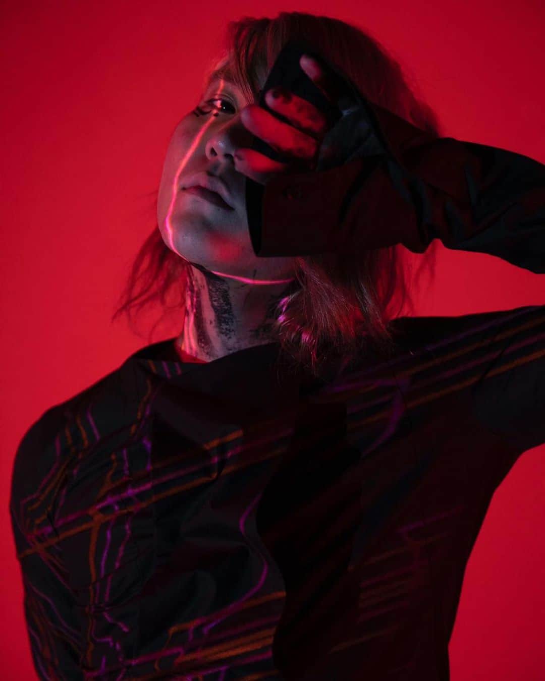 池川寛希のインスタグラム：「We Crossfaith are alive right now in this situation, we Crossfaith give you the opportunity to deliberate and grab a weapon for this insane situation with our mind and music. Just 14 days to unleash. Be alive, be there.  我々Crossfaithは今この瞬間もこの状況の中で生きている。我々Crossfaithは貴方と貴女にこの狂ってゆく世界の中で考える事、そして武器を手にする機会を与える。EPの公開まで残りわずか14日。生きて、其処にいて欲しい。  P:// @s_h_u_r」