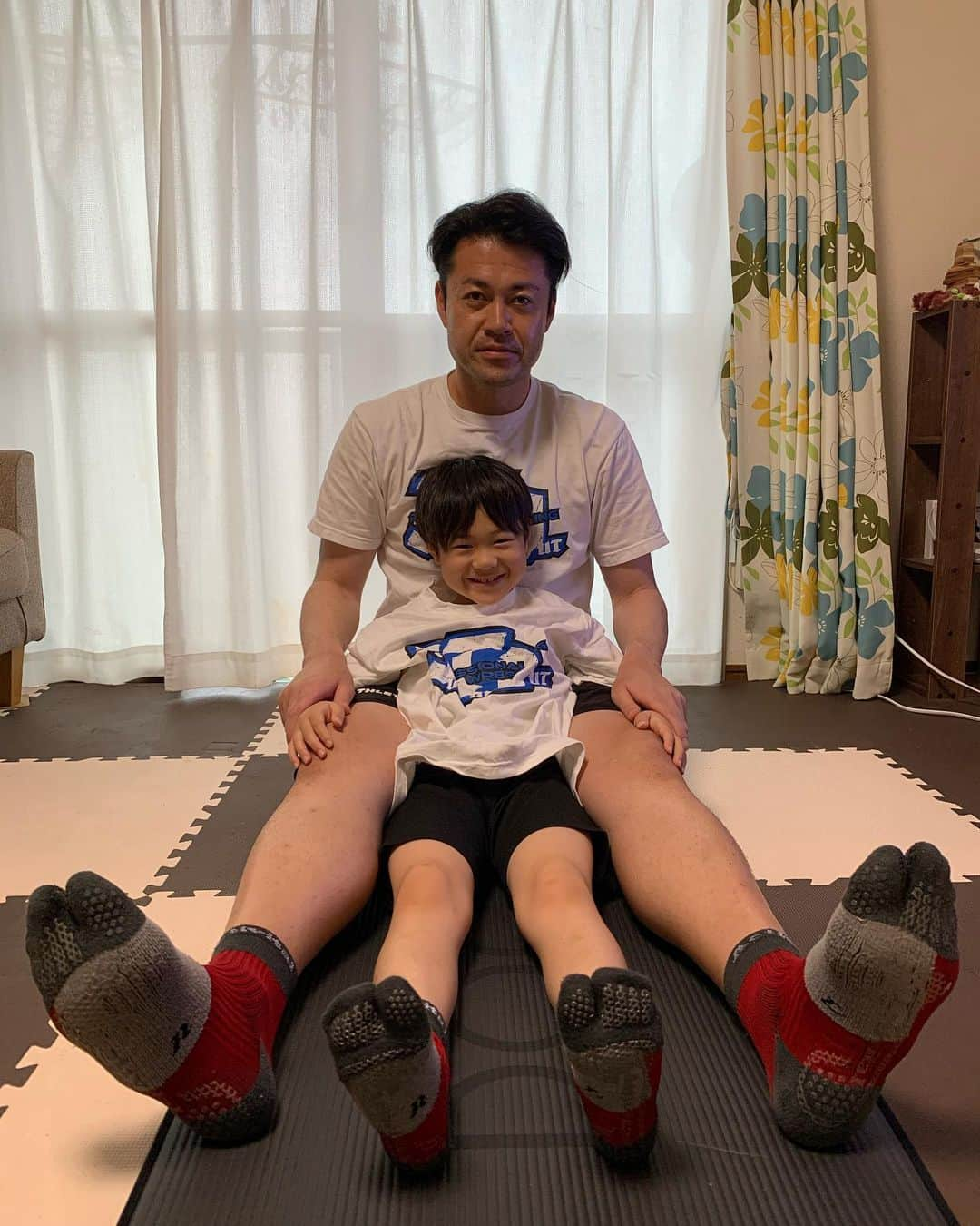 柴崎貴広さんのインスタグラム写真 - (柴崎貴広Instagram)「息子とアクティバイタルフットサポーターを履いて自主トレ！  #activital #フットサポーター  #史上最強ソックス  #足首保護  #ねんざ予防  #パフォーマンス向上  #ゴリラグリップ 🦍 #上手いヤツは履いている  #みんなに届け  #アクティバイタル  #activitalファミリー  #足首社長  @toshioteranishi  @activital.official  activital.jp」5月6日 14時29分 - shibasaki26