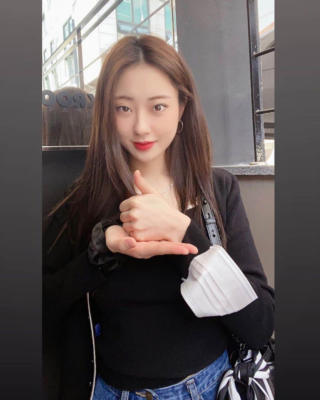 ギョンリ のインスタグラム：「#신혜선 언니의 지목을 받아 #덕분에챌린지 이어갑니다  코로나19의 종식과 모두의 건강을 위해 지금도 최전선에서 고군분투하고 계신 모든 의료진분들 그리고 방역, 자원봉사자분들 진심으로 존경하고 감사드립니다. 의료진 여러분들의 노고가 헛되지 않도록 우리 모두가 한마음, 한뜻으로 이 시기를 잘 이겨나가길 기원합니다!🙏🏻🙏🏻🙏🏻 덕분에 챌린지를 이어가주실 분들은  임슬옹 오빠 @lsod.d  한보름 언니 @han_bling_ 소유미 @so_yoom 입니다. 감사합니다💘」