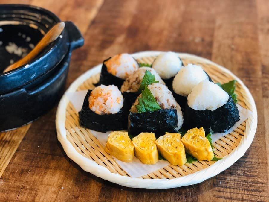 田中マヤさんのインスタグラム写真 - (田中マヤInstagram)「今日のお昼は、 それぞれの食べたいタイミングで食べられるように 🍙と卵焼き💕 ・ 🍙にしておくと、パクパク食べてしまいますね😂 お米が大好きな私は もちろん、🍙も大好物💕💕 ・ @atsukomatsufuji ちゃんから #おにぎりバトン を受け取りました🍙 ◾️炊きたて塩むすび ◾️肉味噌とシソおむすび ◾️鮭と胡麻のおむすび ◾️卵焼き ・ お友達に作る時は、ラップやアルミに包むんだけど、 家族のおむすびは、手で🙌🏻 ・ 炊き立てのご飯を手で握ったおむすびは、美味しく感じます✨ 小さい頃、母が握ってくれた手つきを今でも覚えてます😌 そんな、なんでもない日常の思い出が、家族の記憶に残ってくれたら、嬉しいな✨ ・ バトンを受け取ってくれたのは、お仕事で出会い、友達になって長くなったね😌いつもオシャレな　@erinishino ちゃん💕 宜しくお願いします🙏🏻✨ ・ #おにぎり #🍙 #おむすび #卵焼き #🥚 #土鍋ごはん #土鍋 #onigiri #omusubi #instagood #instafood #japanesefood #love #셀스타그램 #셀피 #셀카 #일상 #데일리 #뷰티 #미용 #좋아요 #밥 #주먹밥 #マヤのごはん」5月6日 14時52分 - tanakamaya__official
