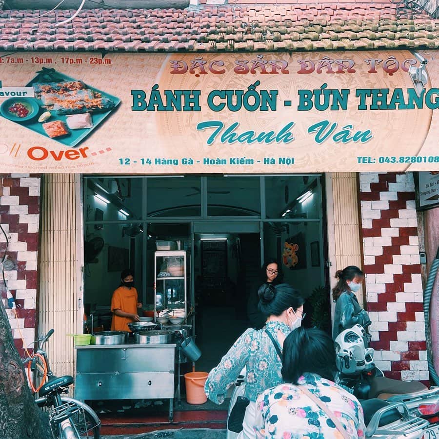 旅ぷらAPTトラベル ハノイ支店のインスタグラム：「・ ・ 【ハノイNo.1のバインクオン "Thanh Vân"】 ・ 今回は、スタッフおすすめのローカル店 『Thanh Vân』をご紹介します😉✨ ・ 「バインクオン（Bánh Cuốn）」とは 米粉の生地をクレープ状に広げて蒸し焼きにし、 ひき肉やきくらげなどの具を入れて巻いた料理です。  日本語では"蒸し春巻き"と訳されることも多く、観光客からも人気のベトナム料理です😋 ・ 《Thanh Vânのおすすめポイント》 ❶写真付きの英語メニューブックもあり ❷ プルプルでモチモチのバインクオンがとにかく美味✨ ❸ 店内で見られる、店員さんの器用でスピーディーな手捌き ❹ ドンスアン市場からは徒歩約5分と、街散策にもアクセス抜群 ・ と、ここは「ハノイNo.1のバインクオンが食べられる」地元でも評判のハノイの人気ローカル店です🇻🇳 ・ ここのバイン・クオンのメニューは具材によって3種類。 ・豚ひき肉＝40,000VND(約200円) ・鶏ひき肉＝45,000VND (約225円) ・エビ＝60,000VND (約300円)。 さらにバインクオンに付け合わせがセットになったメニューもあります😋 ・ 食べてみると、生地はぷるぷると柔らかく、ツルッと喉越しが癖になり、なぜか幾つでも食べれてしまう、、🤤💕 ・ 喉越しがいいので、朝食やおやつ、またビールと一緒におつまみなんかにもなる最高の一品です🥰 ・ スタッフ絶賛のお店なので、 ぜひあなたも訪れてみてくださいね🌟 ・ ・ 【Thanh Vân(タイン ヴァン)】 📍12−14 Hàng Gà, Hàng Bồ, Hoàn Kiếm 🕑6:00～14:00/17:00～22:00 定休日なし」