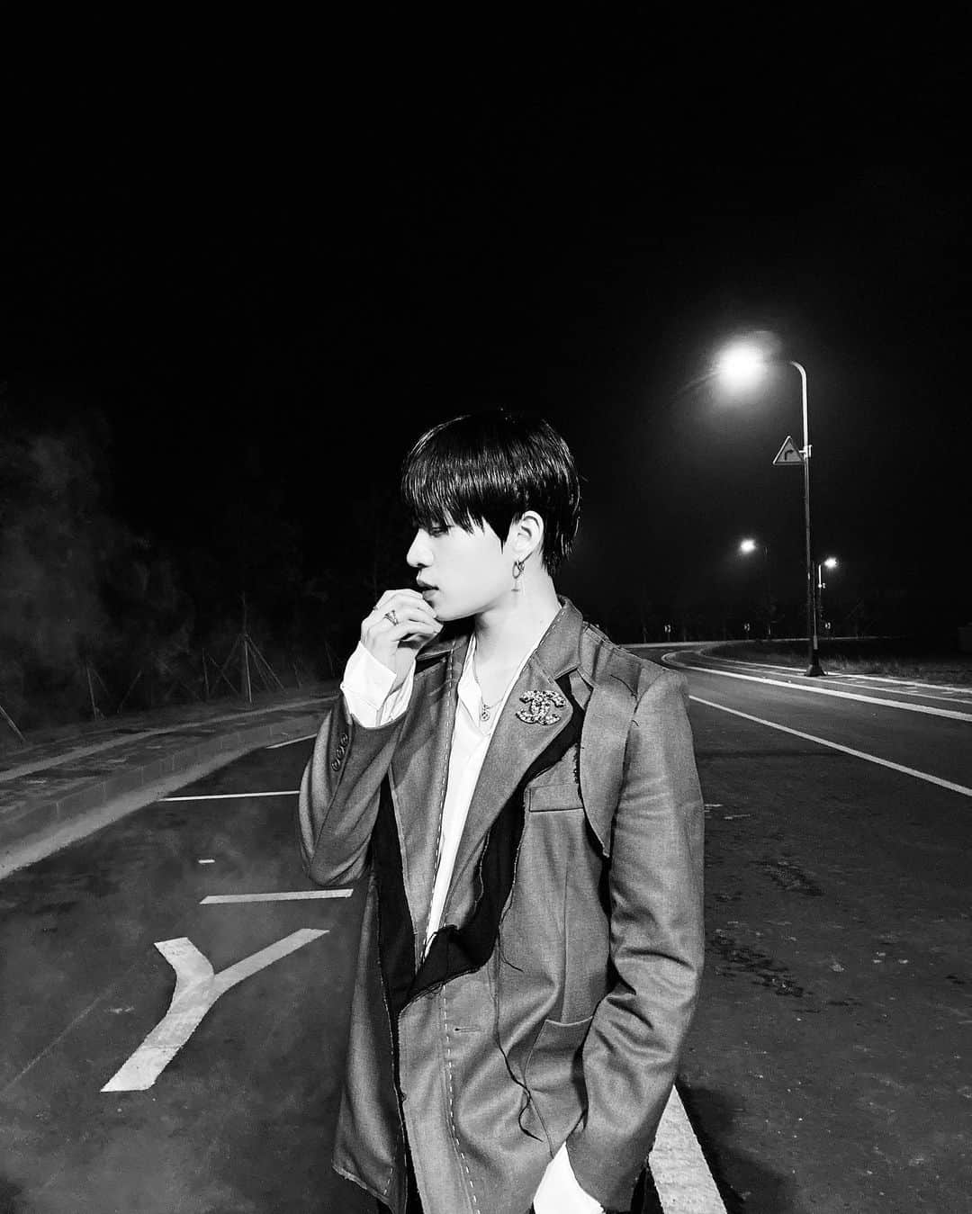 ピョン・ヒョンミンさんのインスタグラム写真 - (ピョン・ヒョンミンInstagram)「오늘 6시 EXO cover 🖤 @4x4.studio」5月6日 15時02分 - bhm__99