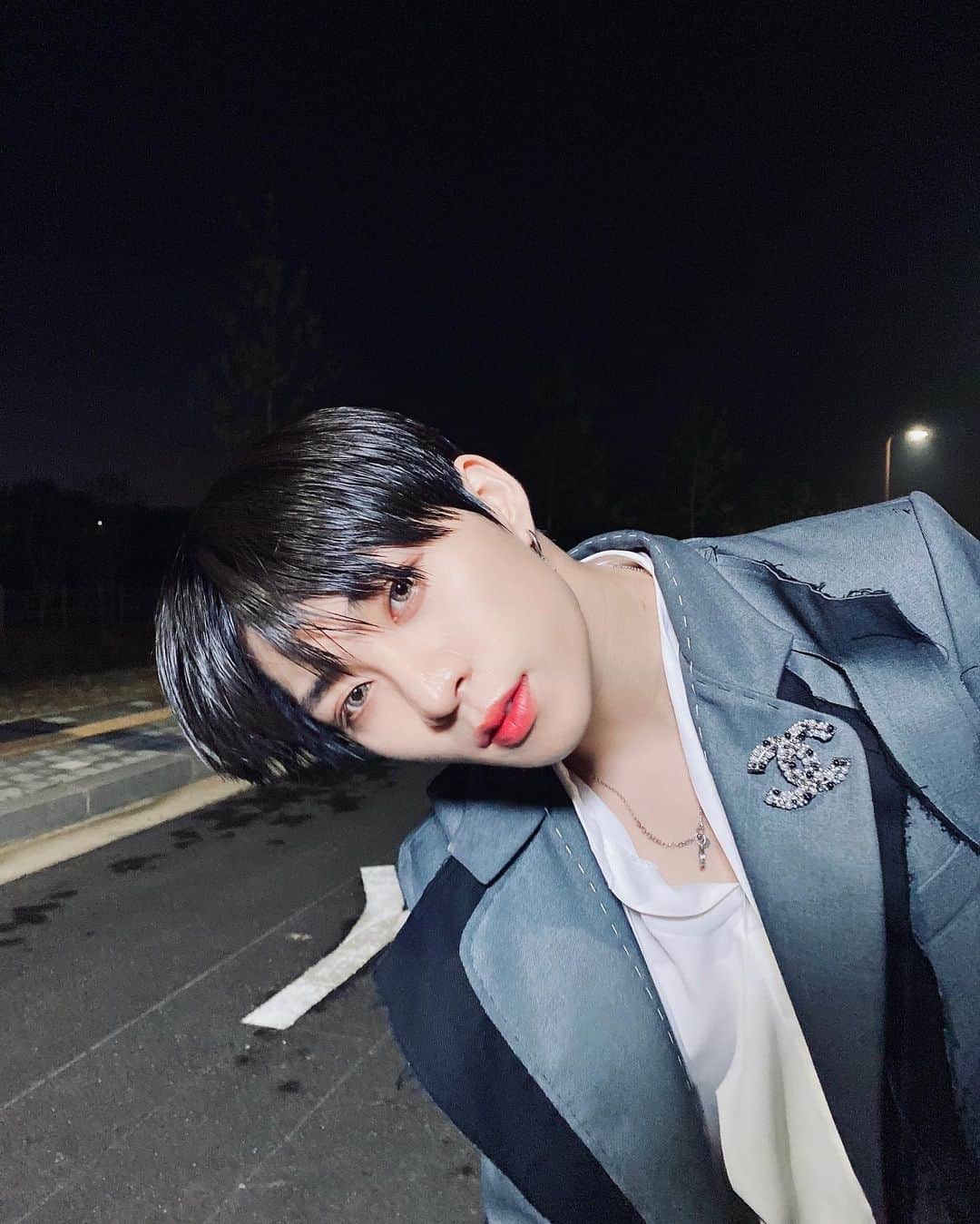 ピョン・ヒョンミンのインスタグラム：「오늘 6시 EXO cover 🖤 @4x4.studio」