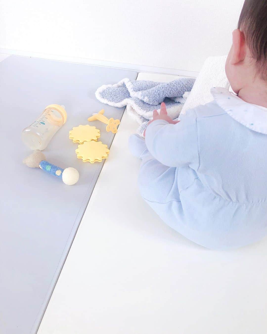 山脇道子のインスタグラム：「男の子とわかって最初に買ったのは Baby blueが可愛い @bonpoint のロンパース🤍」