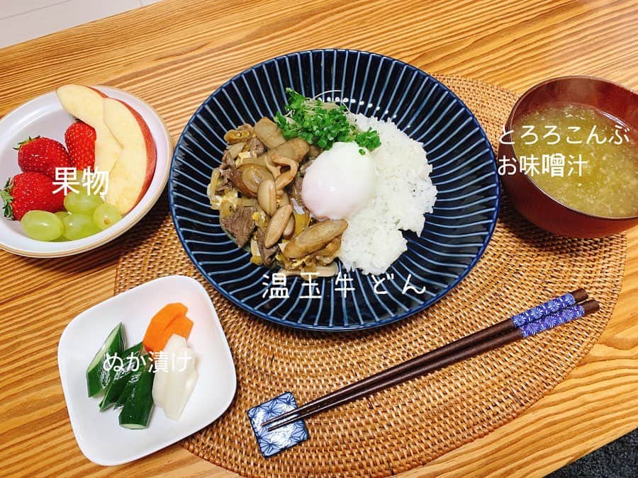 小椿希美のインスタグラム：「・ 【在宅ワークランチ④】 〜油を使わないがっつり牛丼〜 ・ 今日は、ごはんものです🍚 がっつりでごはんが進む 牛丼を油を使わず 野菜たっぷりに作ります。 ・ 材料 ＊牛細切れ ＊玉ねぎ ＊ごぼう ＊きのこ類（しいたけ、まいたけ） ＊みりん、酒、しょうゆ、塩 ・ 材料を順番に入れて 蒸すだけで牛丼も お昼に簡単に作ることが出来ます。 弱火でゆっくり火を通すことで 野菜の甘さが引き出され 具材も柔らかく仕上がります☺️ ・ お味噌汁は、 超時短で！ 茶碗に、 とろろこんぶ+味噌そこにお湯を注ぐだけ。 ・ 時間が合えば妹と オンラインでランチを 食べています。 妹も、在宅勤務2ヶ月目に 入っていて そろそろ疲れたね〜と 言っていますが 頑張ってお昼を作っている みたいです。 ホットケーキミックスを使った ケーキを焼きがちな妹が とても可愛い☺️ ホットケーキミックスで お菓子を作っている方 増えているみたいですね！！ 私は、お菓子作りは 苦手分野で… でもちょっと食べたくなったので やってみました🥞 ホットケーキミックスが 売り切れているのでお家にあるもので🥚🧈🥛 結果…味のない厚焼きたまご風になりました😂🥞🥞 ホットケーキミックスは、 偉大です🙏 ・ #おうちじかん #おうちごはん#在宅ワークランチ #牛丼#温玉牛丼 #アナウンサー#料理講師」