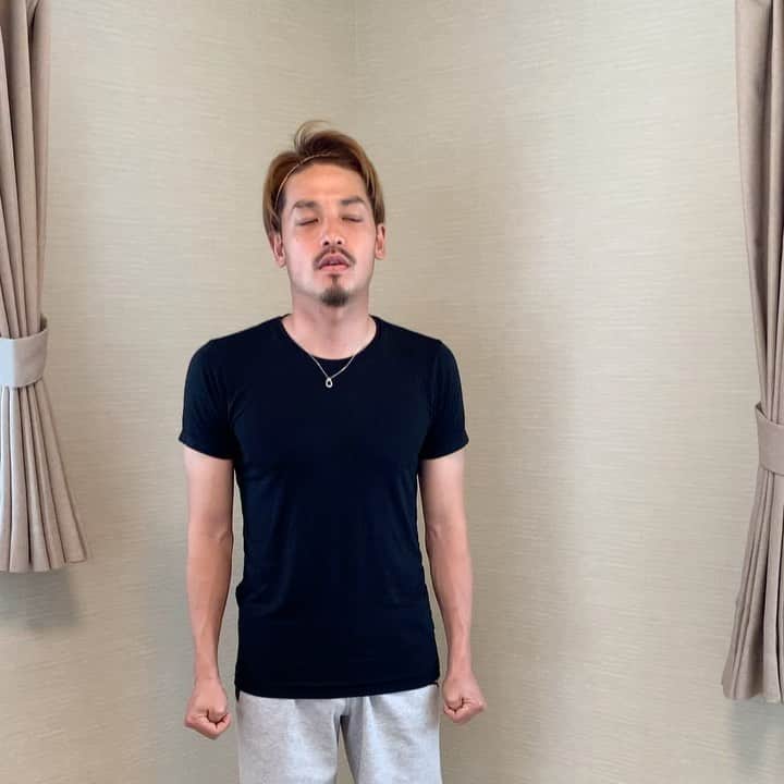 野村直輝のインスタグラム：「@______superathletes______  いつも試合、練習で履くソックスやレガースでお世話になっている滝本さんからハンドスタンドチャレンジのバトンが来ました！！ 次は栃木シティの @hata_3  僕と滝本さんを繋いでくれたので… よろしくお願いします😎💪 #トゥルーソックス @gformsoccerofficial  #大分トリニータ #不撓不屈 #ステイホーム #ニータンの帽子愛用中 #チビも一緒」