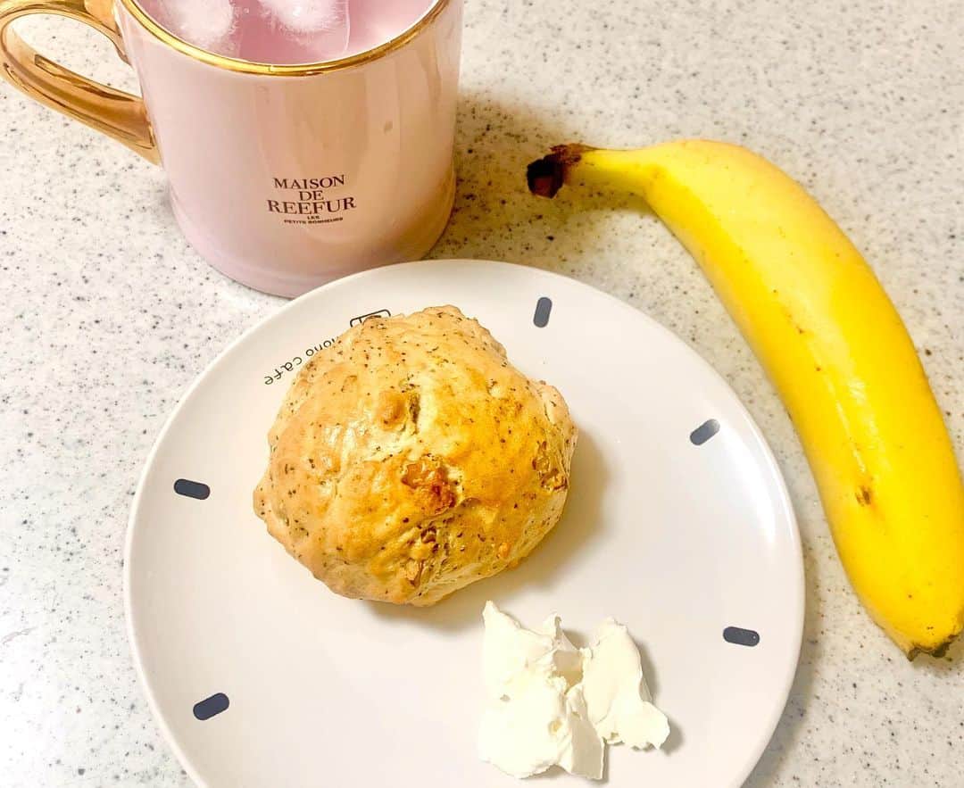 望月京奈のインスタグラム：「🌿﻿.. ﻿ ﻿ ﻿ ﻿ Morning.🍽﻿ ﻿  紅茶と胡桃のスコーン🍃﻿ クリームチーズが合う🧡﻿ ﻿ 外出れなくても﻿ オンラインショップあるから嬉しい💗﻿ ﻿ ﻿ ﻿ #朝ごはん #breakfast﻿ #スコーン #scone﻿ #gooddayforyouroppongi﻿ #グッディーフォーユー #おうち時間」
