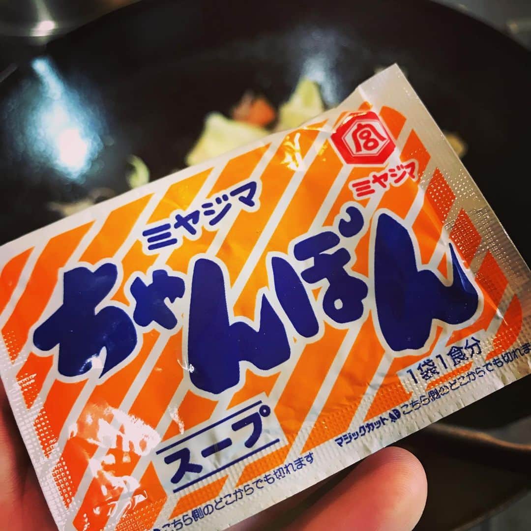 彩のインスタグラム：「福岡に行った時にスーパーで買った宮島醤油のちゃんぽんスープがめちゃうまいです。 5個入りで百円くらいとかだったような。。 もう無くなっちゃったので福岡でまた購入したいやつ。 #宮島醤油 #ちゃんぽん」