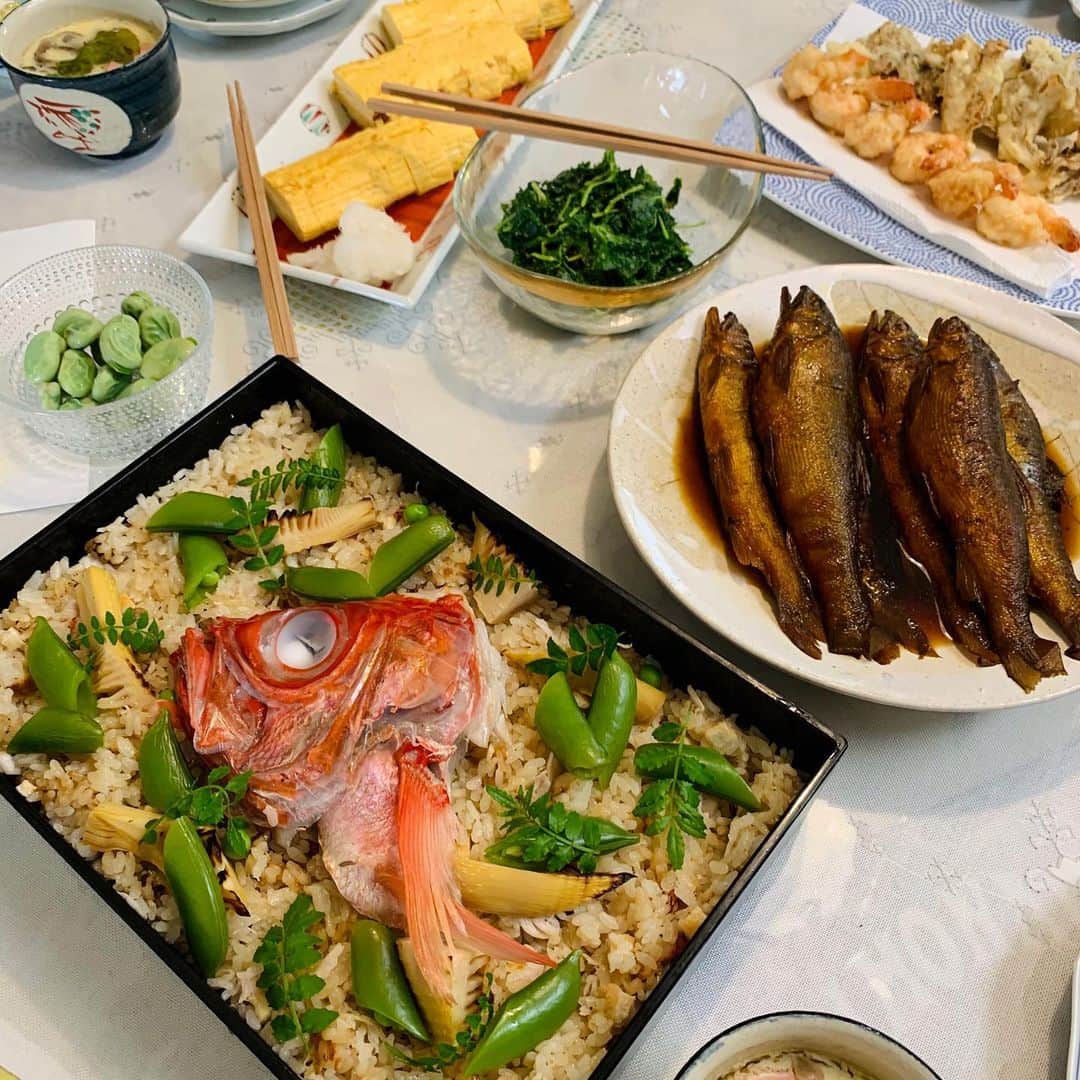 服部水季さんのインスタグラム写真 - (服部水季Instagram)「僕ちんの初節句🎏  金目鯛の鯛飯を @omuraya.toyohashi さんにオーダー🎶 縁起の良さそうな赤色が美しい〜🟥 離乳食にプラスして、鯛めしも特別にちょっとあげてみた😀  その他のお料理は父に(じいじ)作ってもらいました。  自分じゃこんなお料理できないので、プロの手を借り、じいじの手を借り、 私は離乳食の人参を🎏鯉のぼりっぽくしてみたけどクオリティ低すぎて載せれない😅  #初節句 #豊橋 #大村屋 (大村屋さん　 豊橋在住の方は名鉄に乗るとOSGの電光掲示板の時計が見えると思うんだけど、そこだよー。 気になってたけど敷居が高い気がしてた〜って方もお昼のお弁当などテイクアウトしてみると良いよ😍 鯛めし言うまでもなく勿論美味しかった🎏 もう一個「大村屋手作り豆腐と出汁ジュレも頂いたんだけど凄く美味しくておすすめ‼️)」5月6日 15時19分 - yoginimizuki